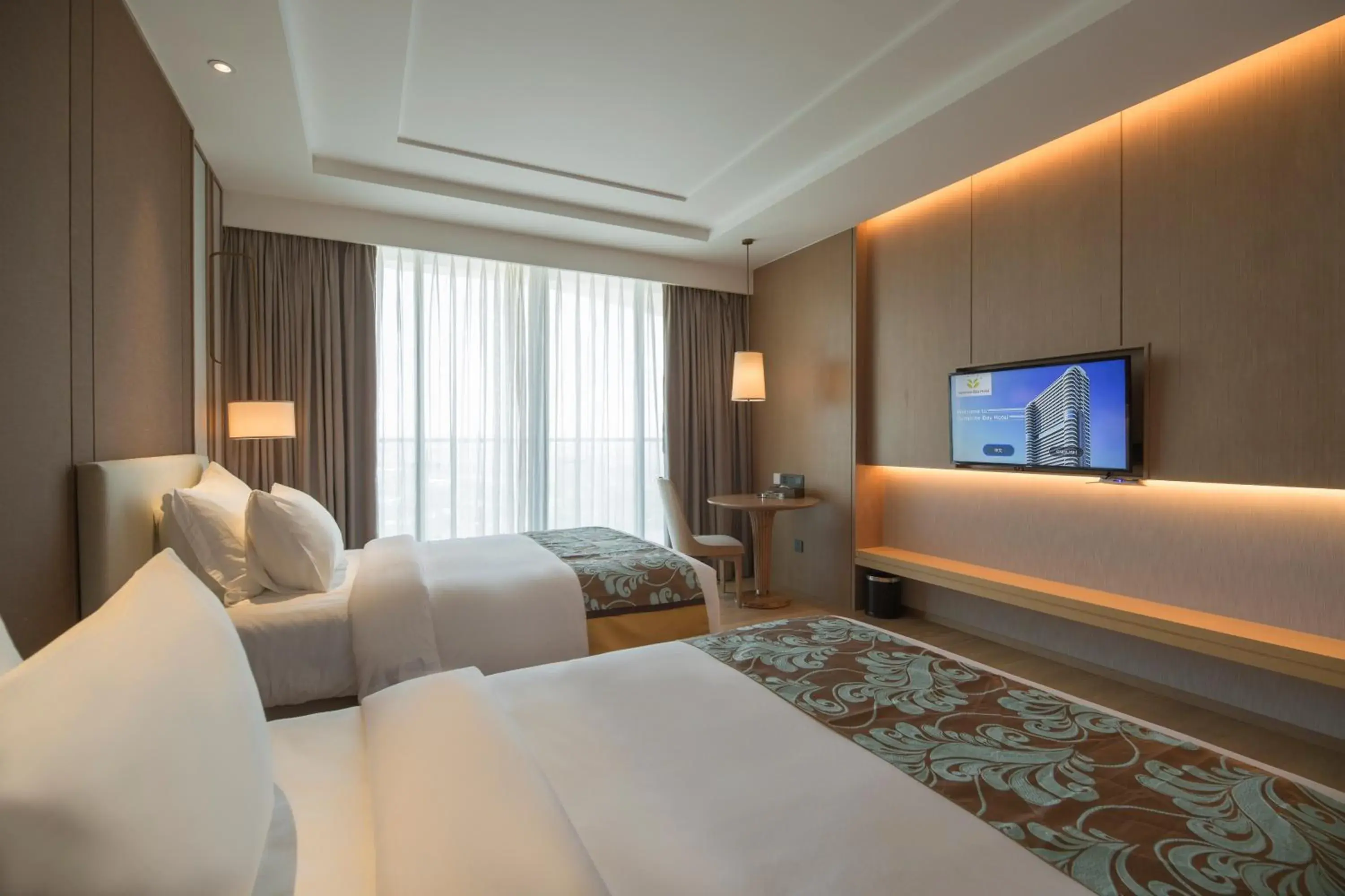 Bed, TV/Entertainment Center in Sunshine Bay Hotel