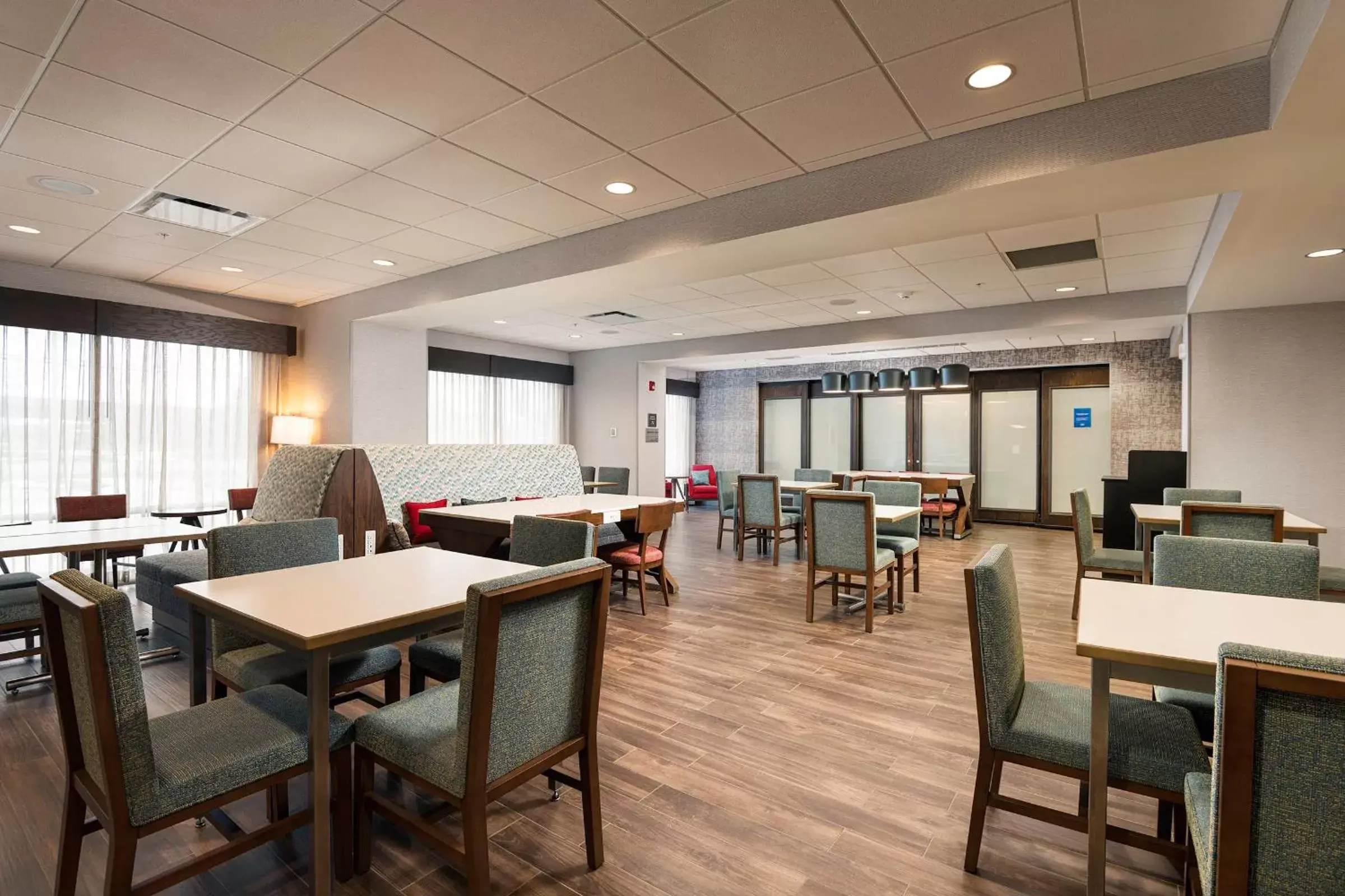 Property building, Restaurant/Places to Eat in Hampton Inn Buffalo - Amherst