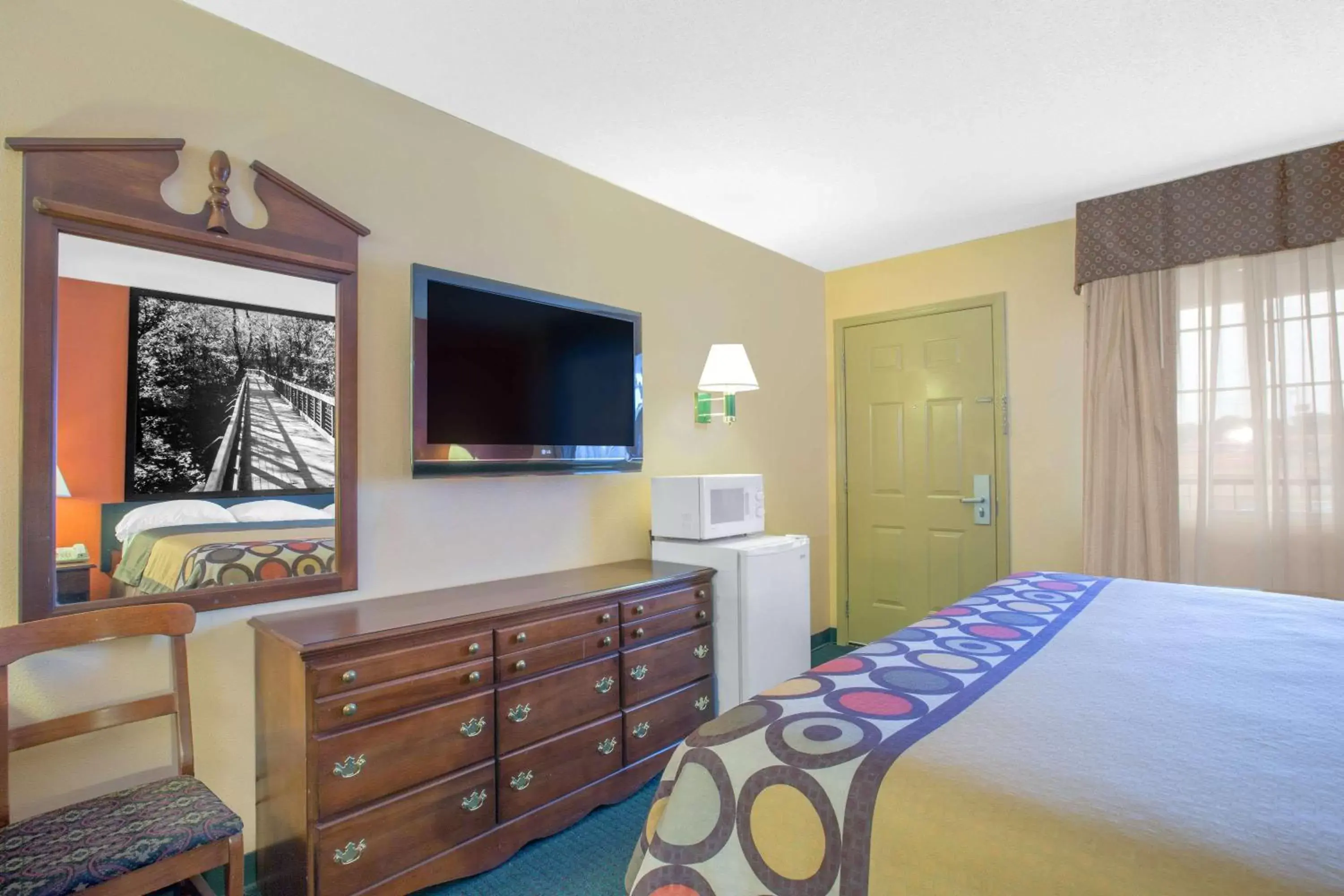 Photo of the whole room, Bed in Super 8 by Wyndham Talladega AL