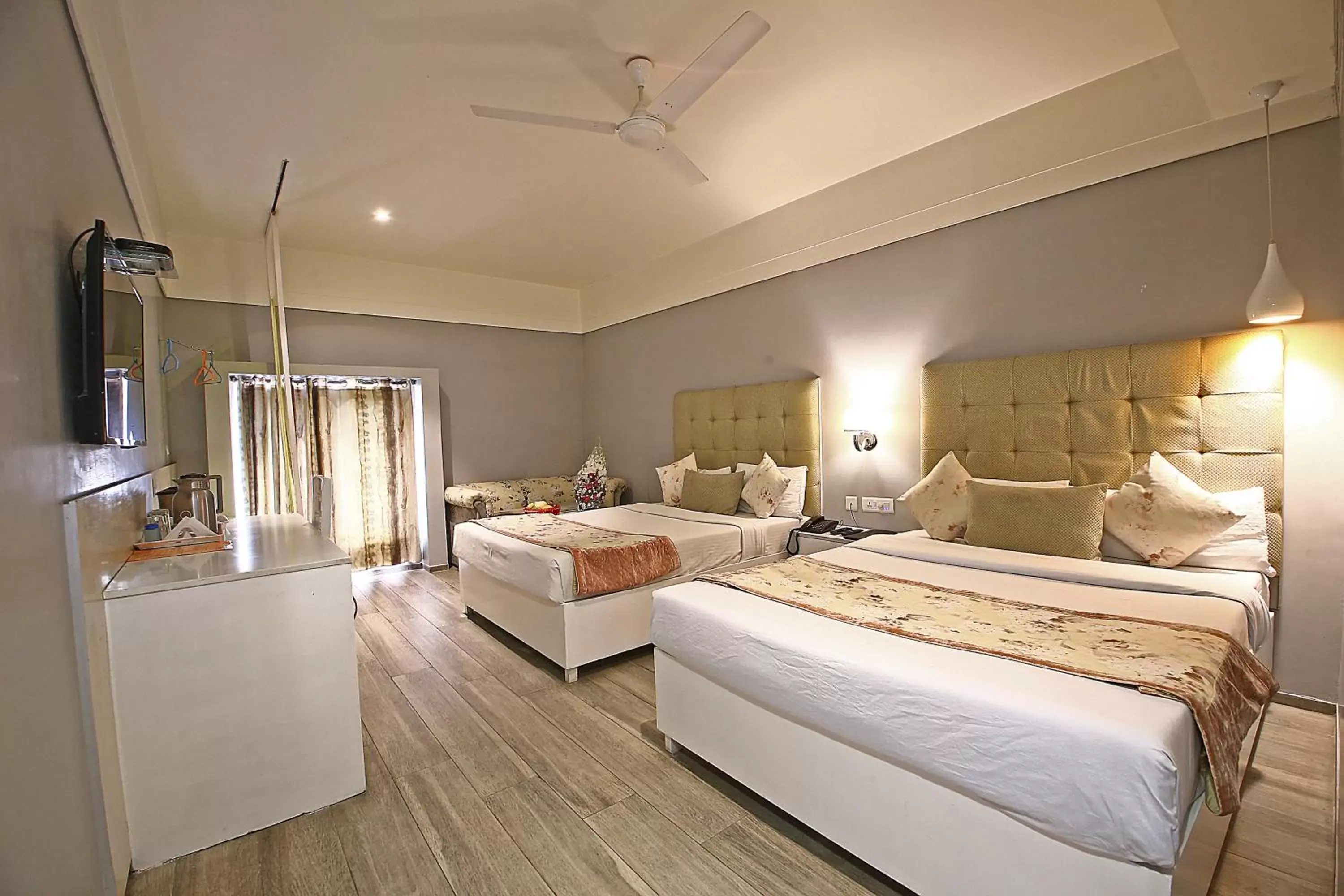 Family Room in Hotel Emerald Family Room in Hotel Emerald