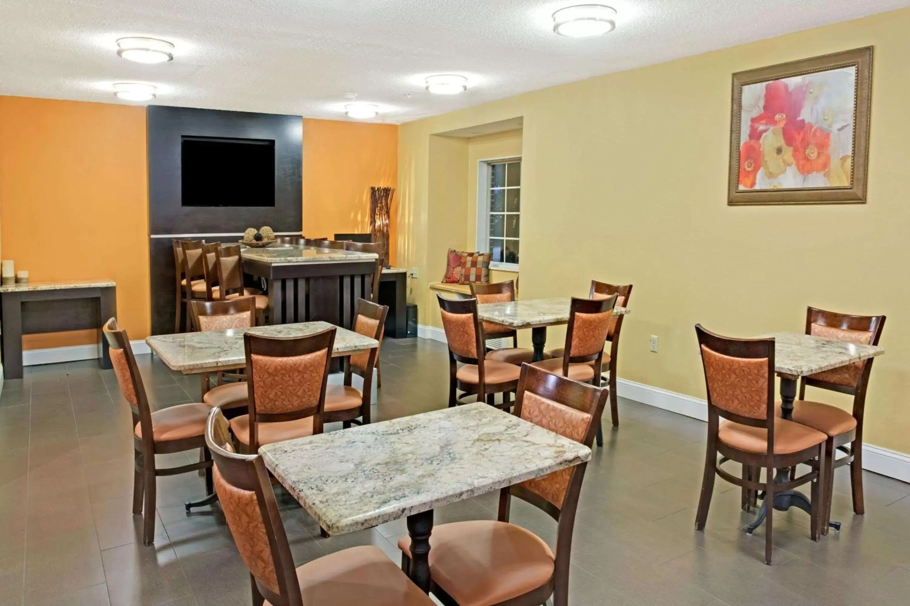 Lobby or reception, Restaurant/Places to Eat in Microtel Inn & Suites by Wyndham Charlotte/University Place