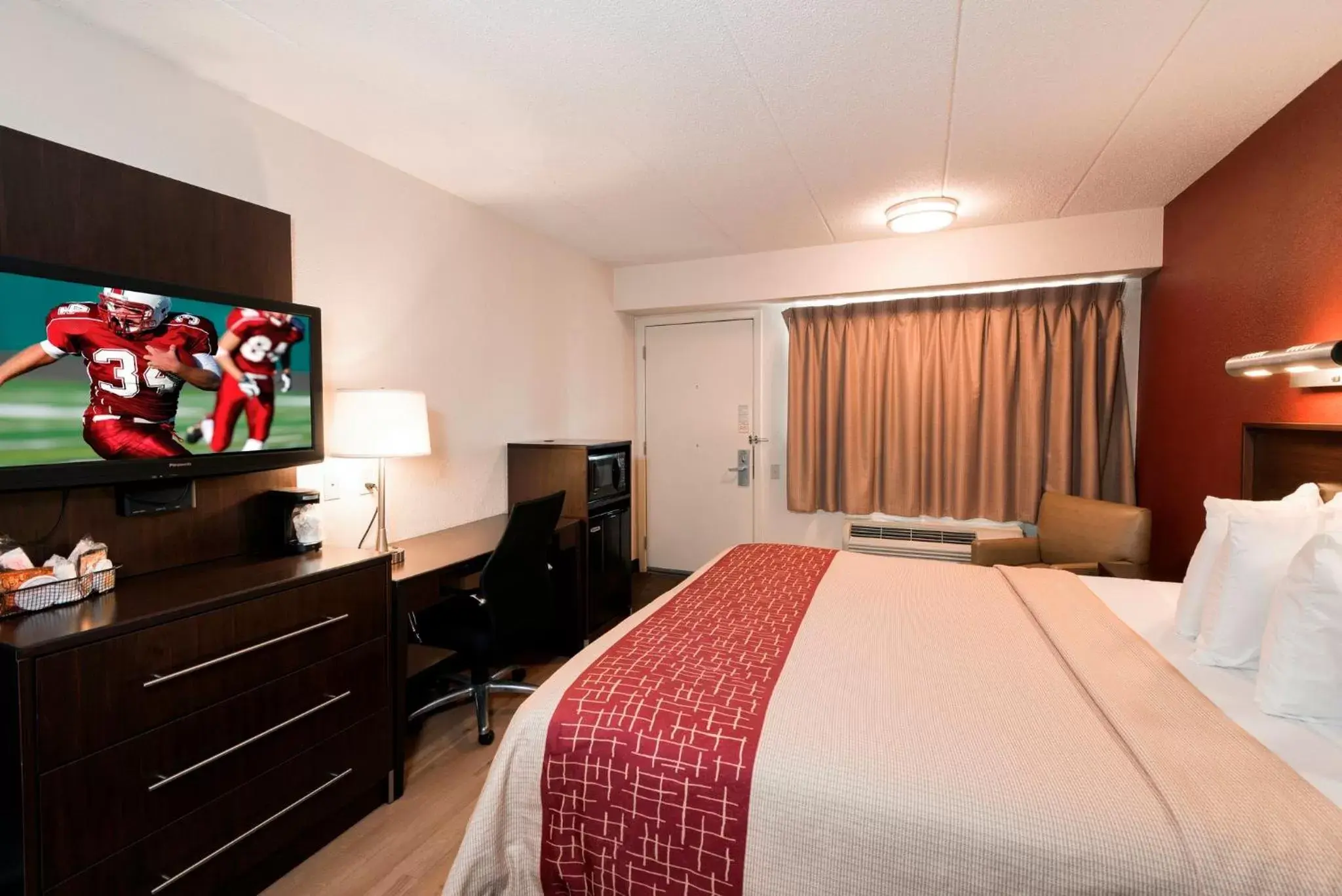 Photo of the whole room, TV/Entertainment Center in Red Roof Inn Benton Harbor - St. Joseph