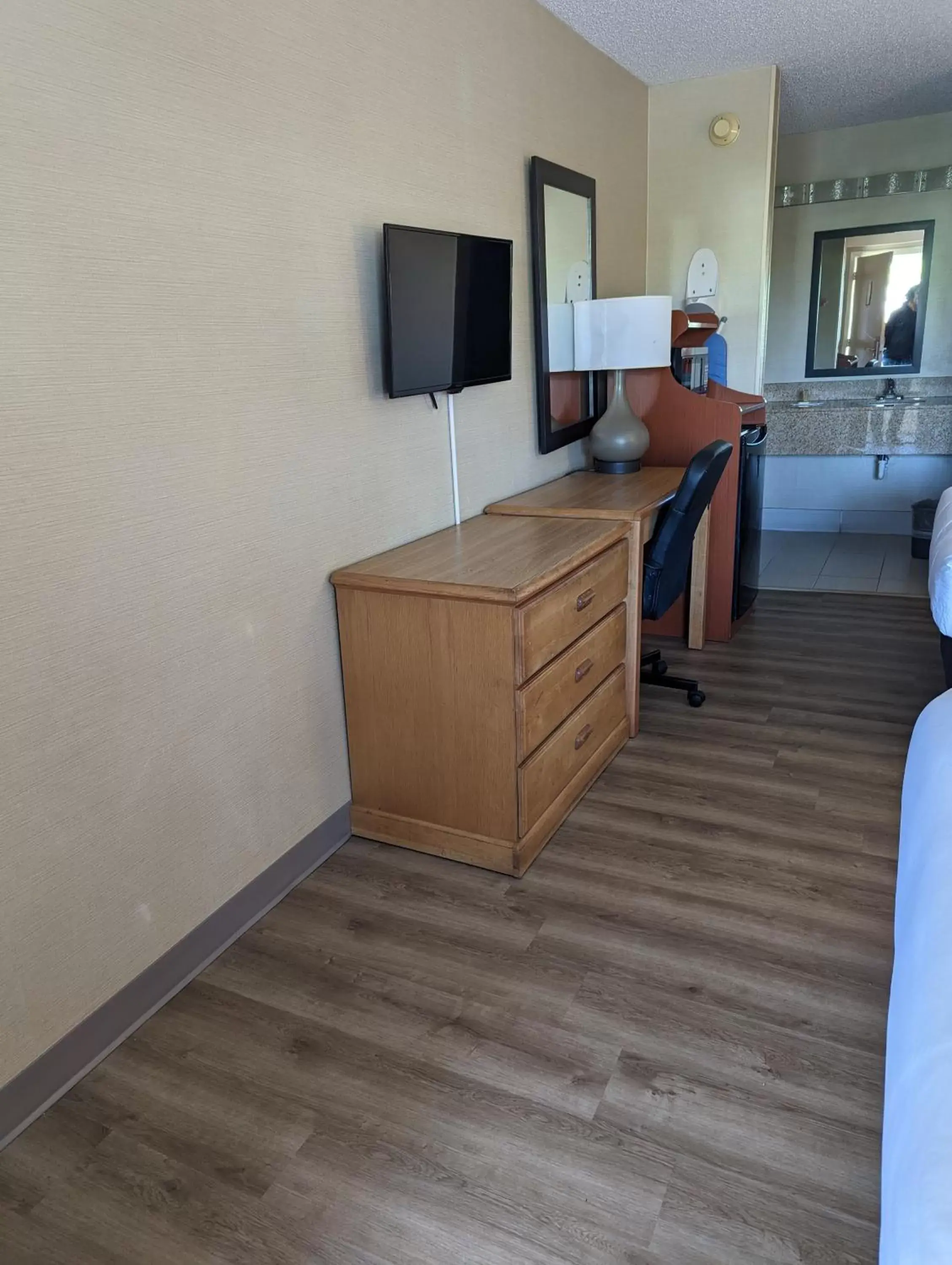 TV/Entertainment Center in Days Inn by Wyndham Columbus Fairgrounds