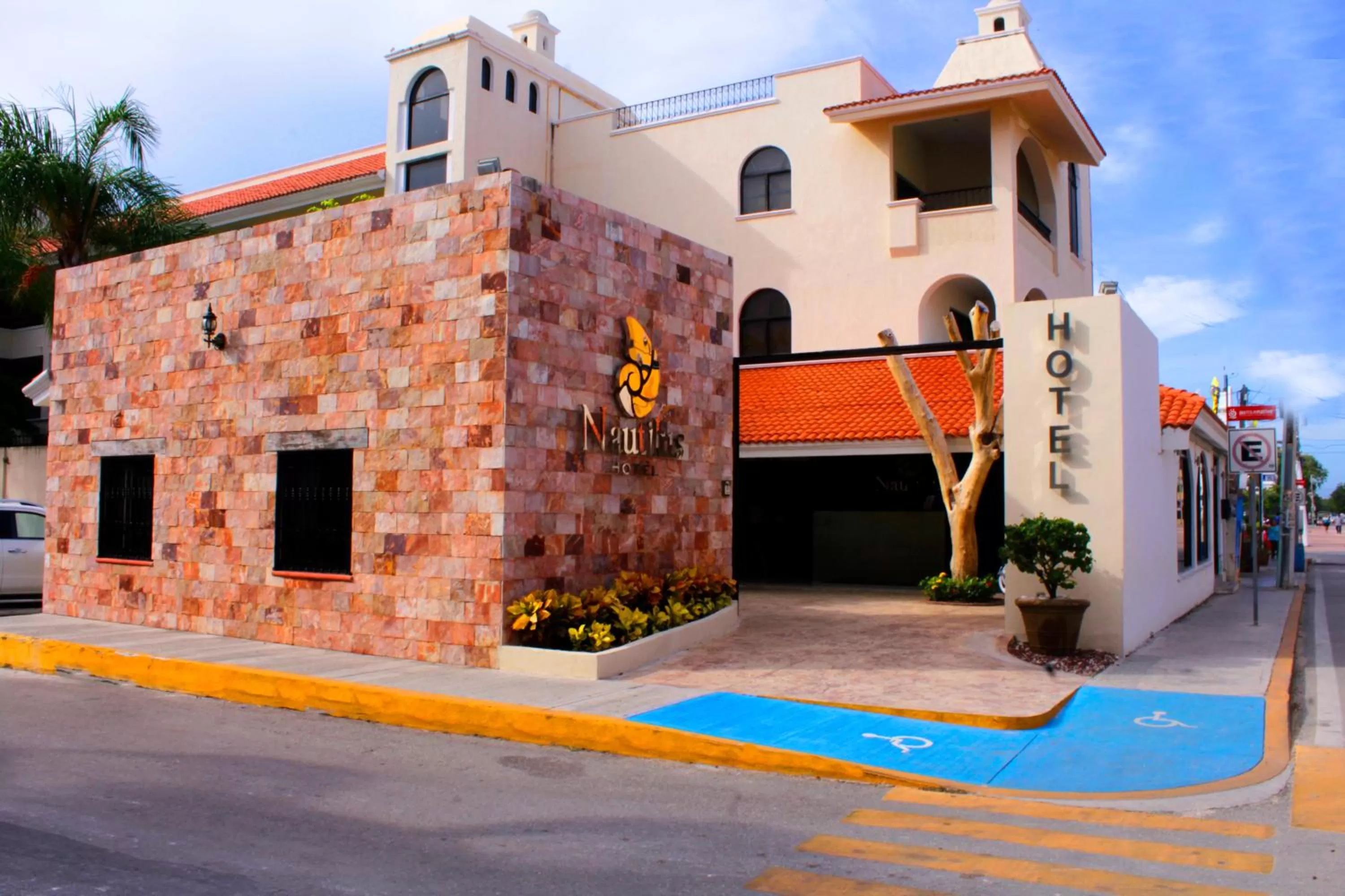 Facade/entrance in Hotel Nautilus