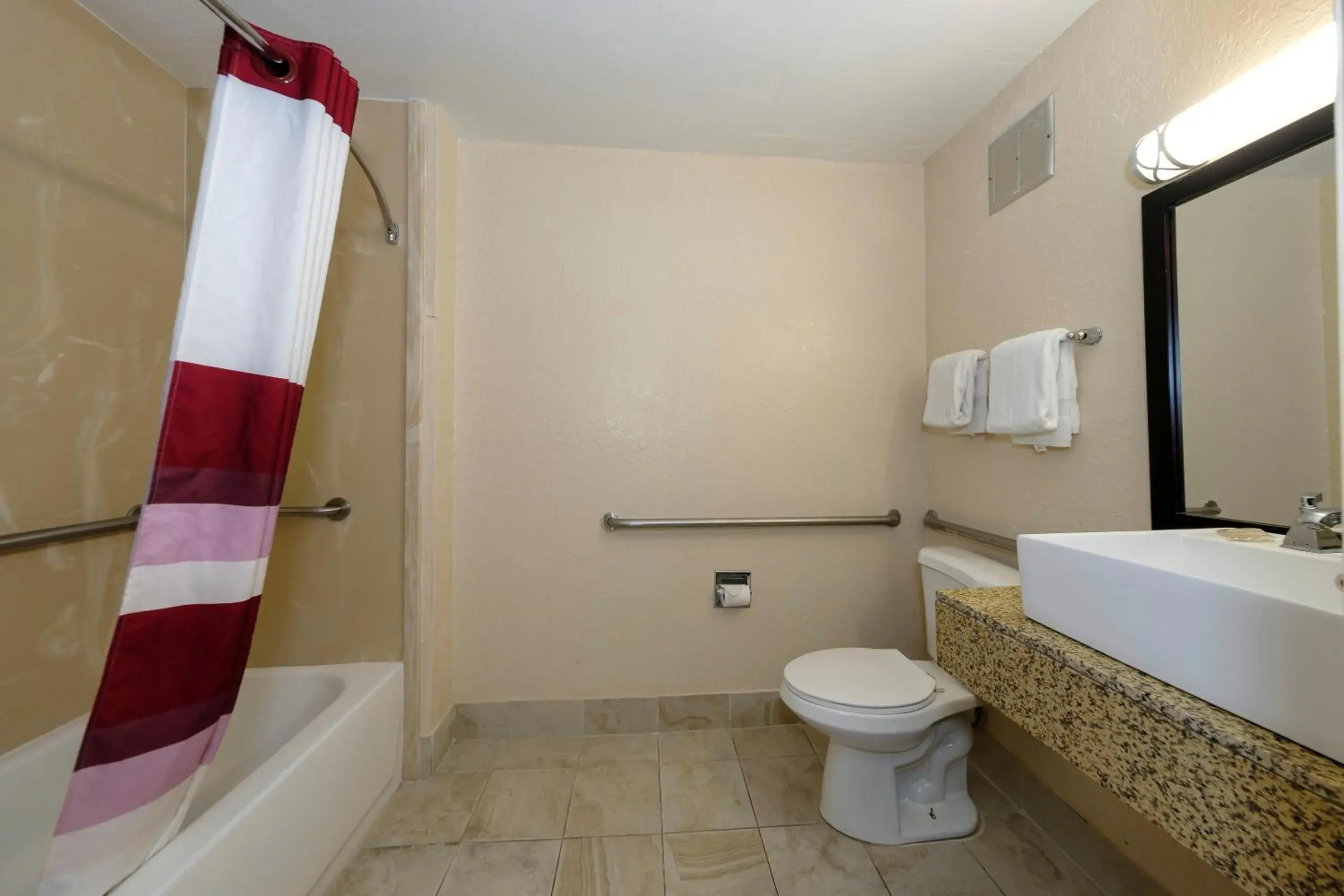 Bathroom in Red Roof Inn Jacksonville - Cruise Port