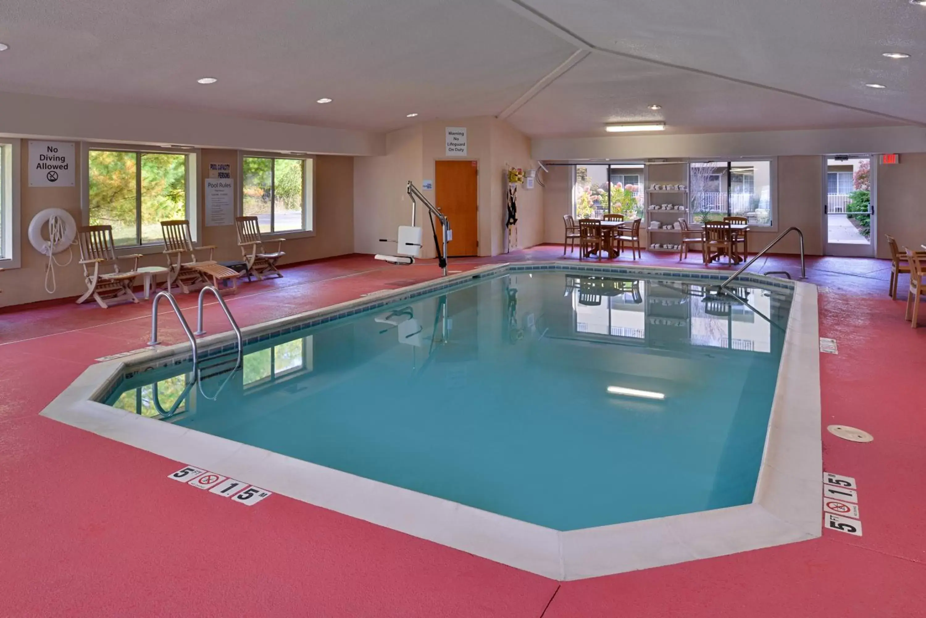 Swimming Pool in Holiday Inn Express Hotel & Suites-Saint Joseph, an IHG Hotel