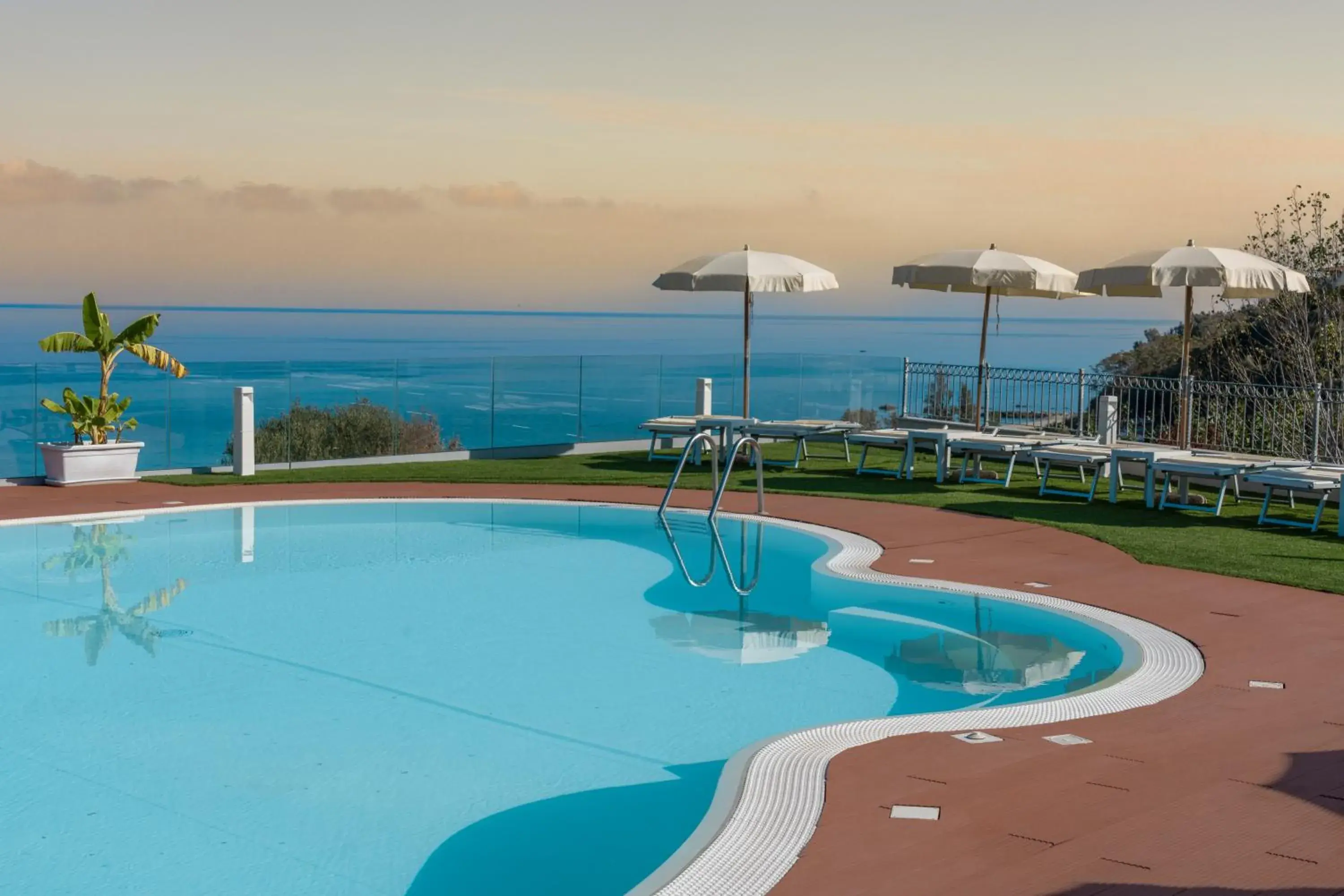 Pool view, Swimming Pool in Residence New Paradise