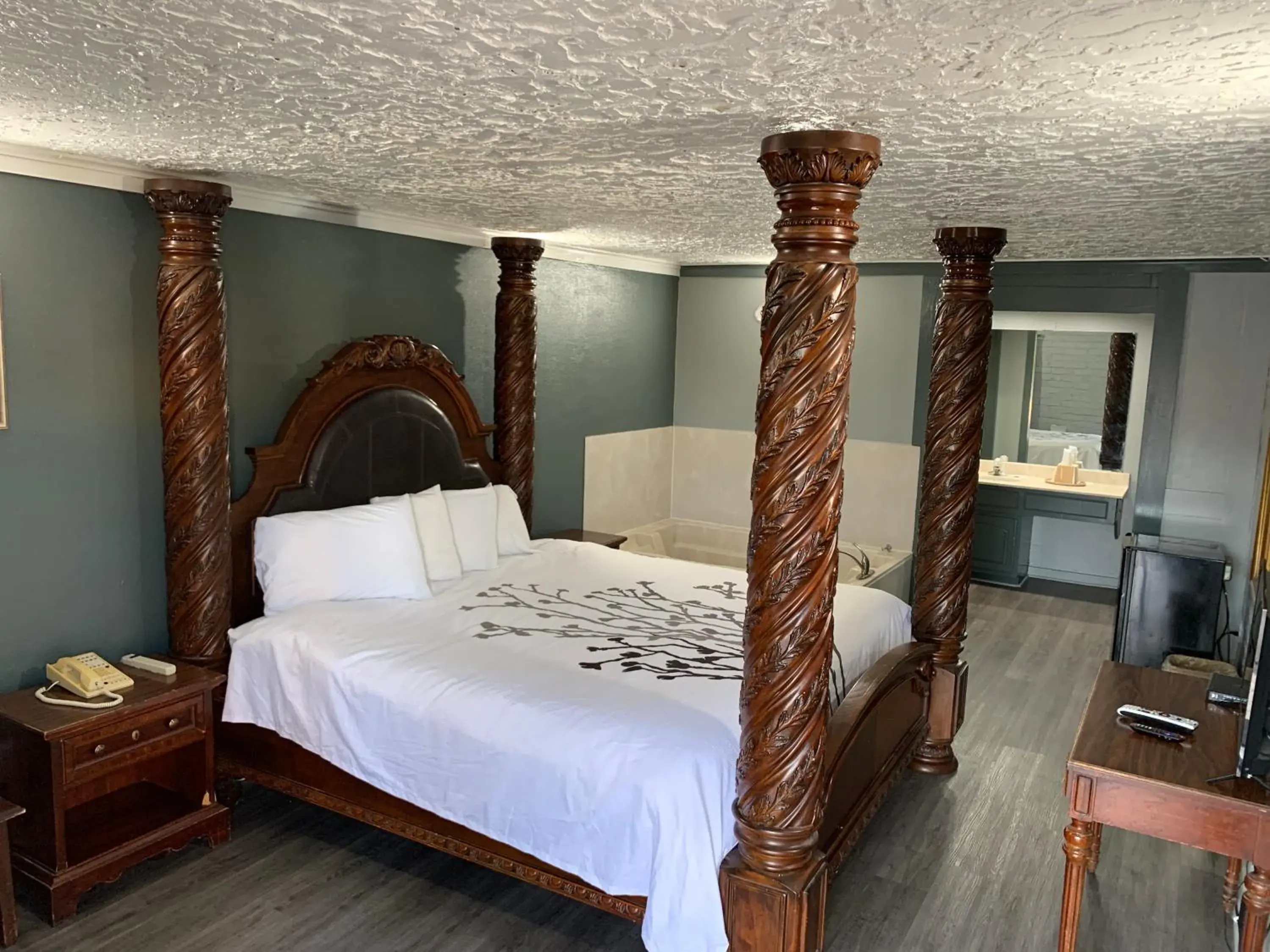 Bedroom, Bed in Stratford Inn Tyler