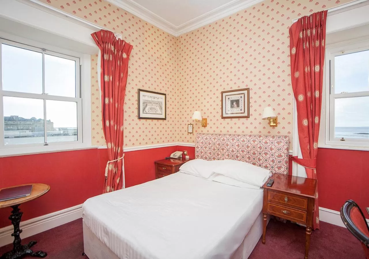 Bedroom, Bed in The Royal Hotel