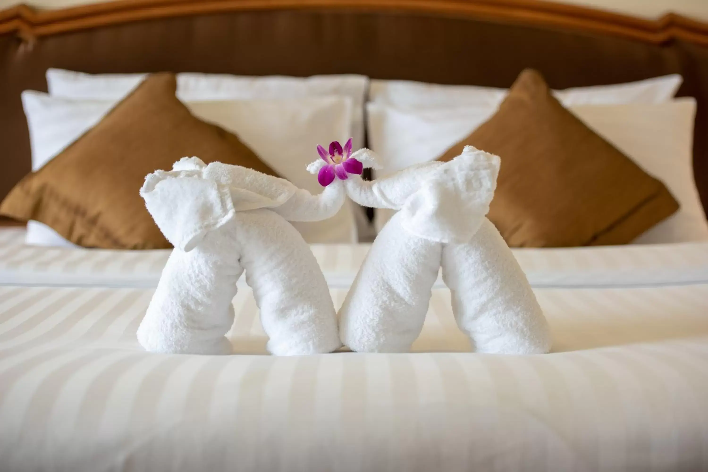 Bed in Montien Riverside Hotel Bangkok