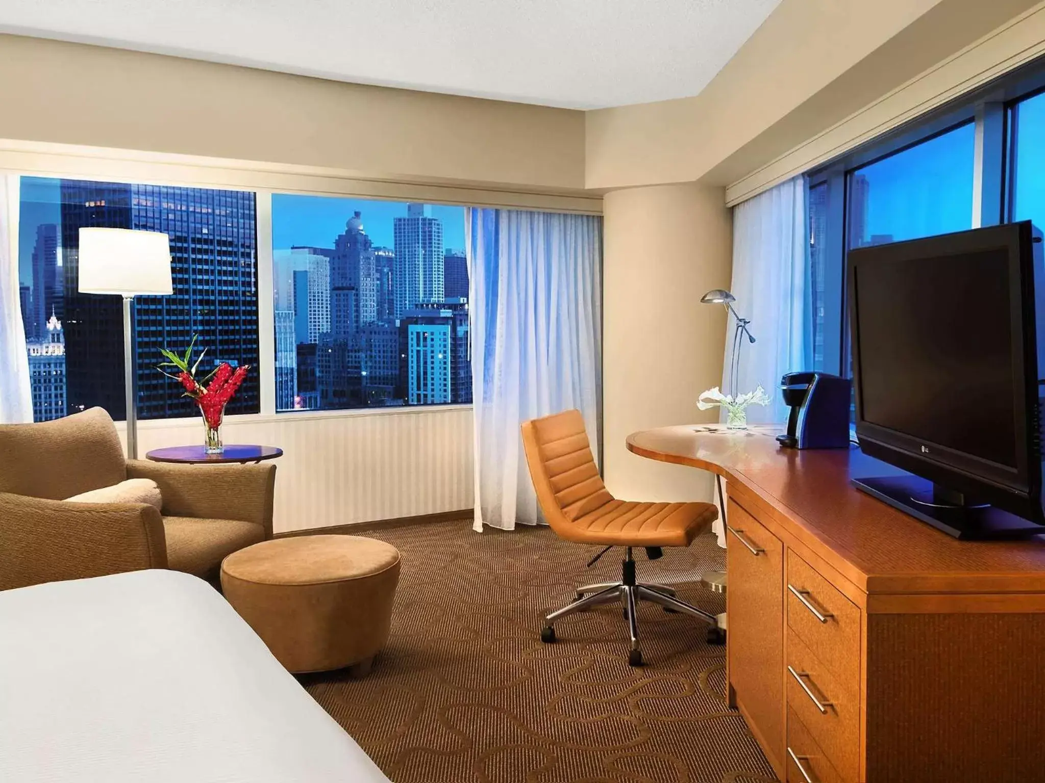 Photo of the whole room, TV/Entertainment Center in Swissotel Chicago