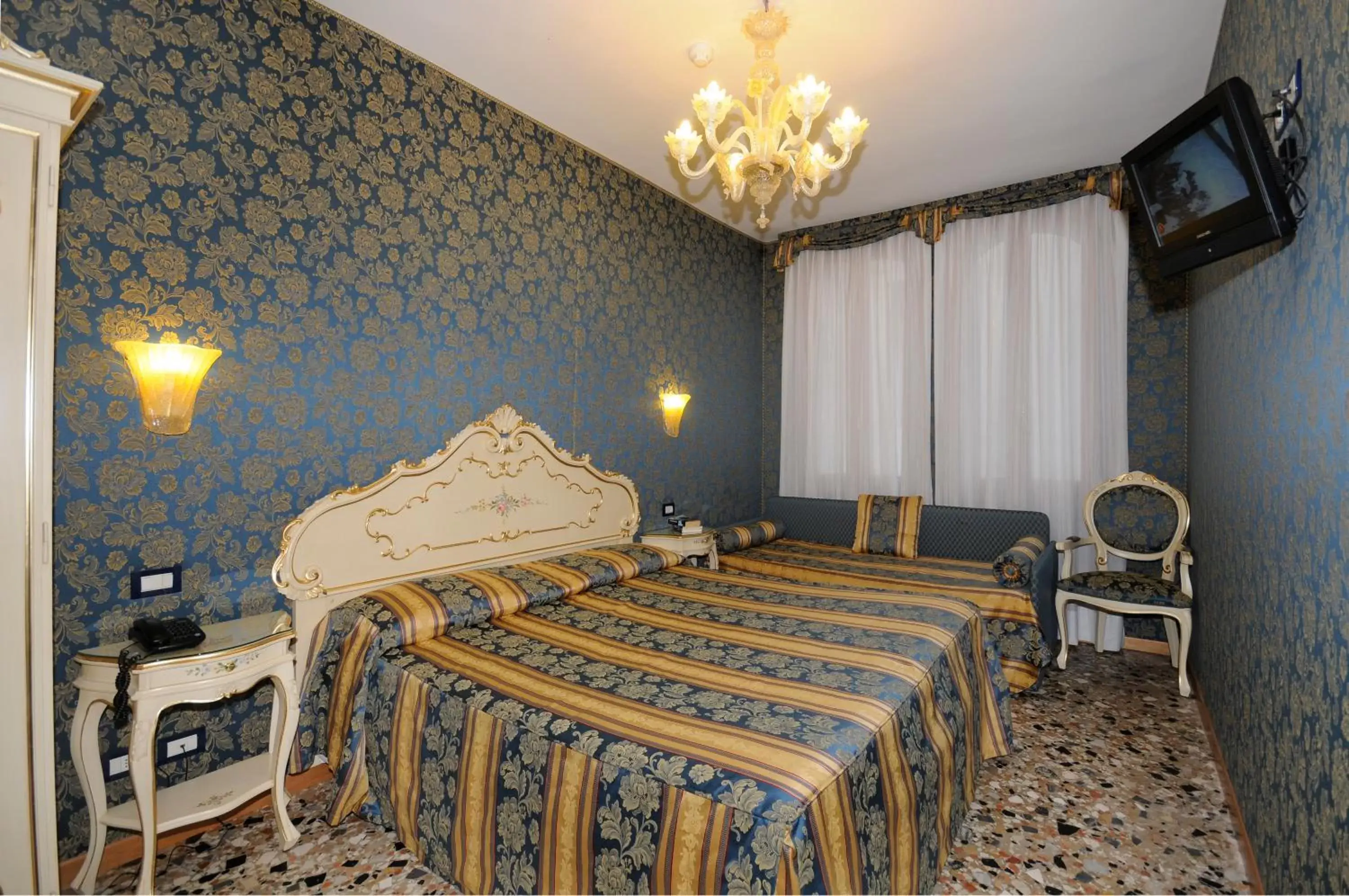 Photo of the whole room, Bed in Hotel Il Mercante di Venezia