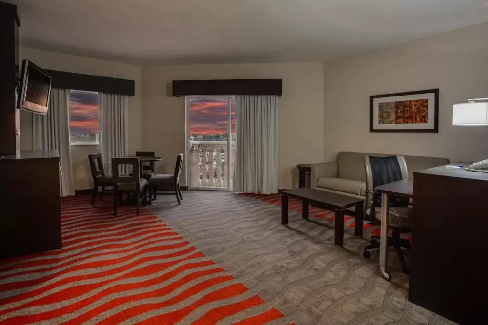 Seating Area in Holiday Inn Express & Suites Naples Downtown - 5th Avenue, an IHG Hotel