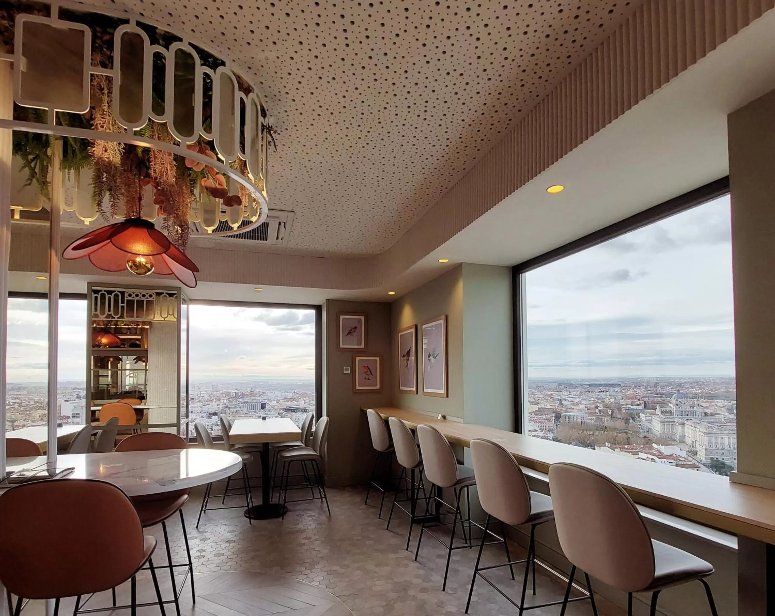 Restaurant/places to eat in Riu Plaza España