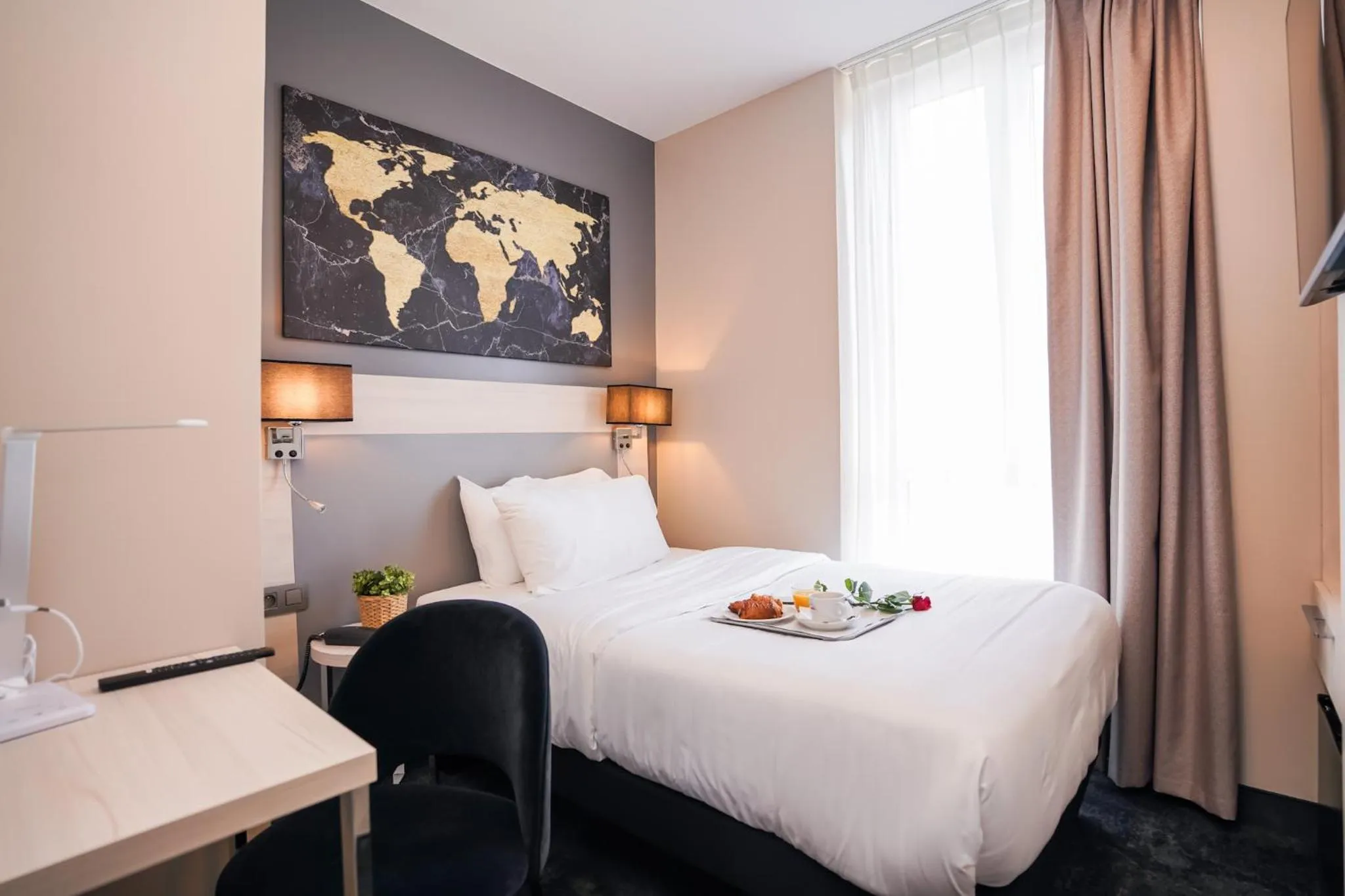 Bed in Hôtel Univers