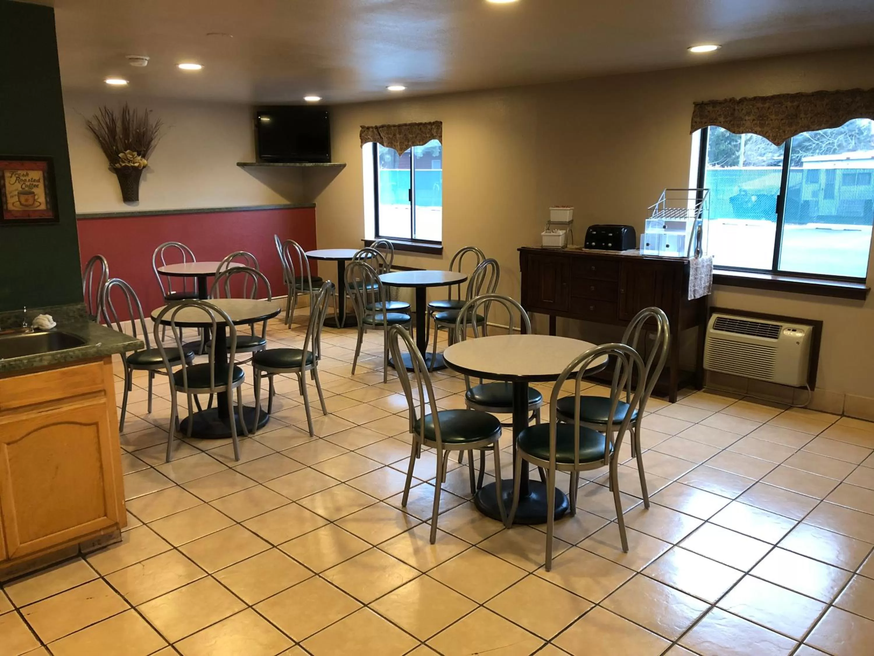 Buffet breakfast in Super 8 by Wyndham Coeur d'Alene