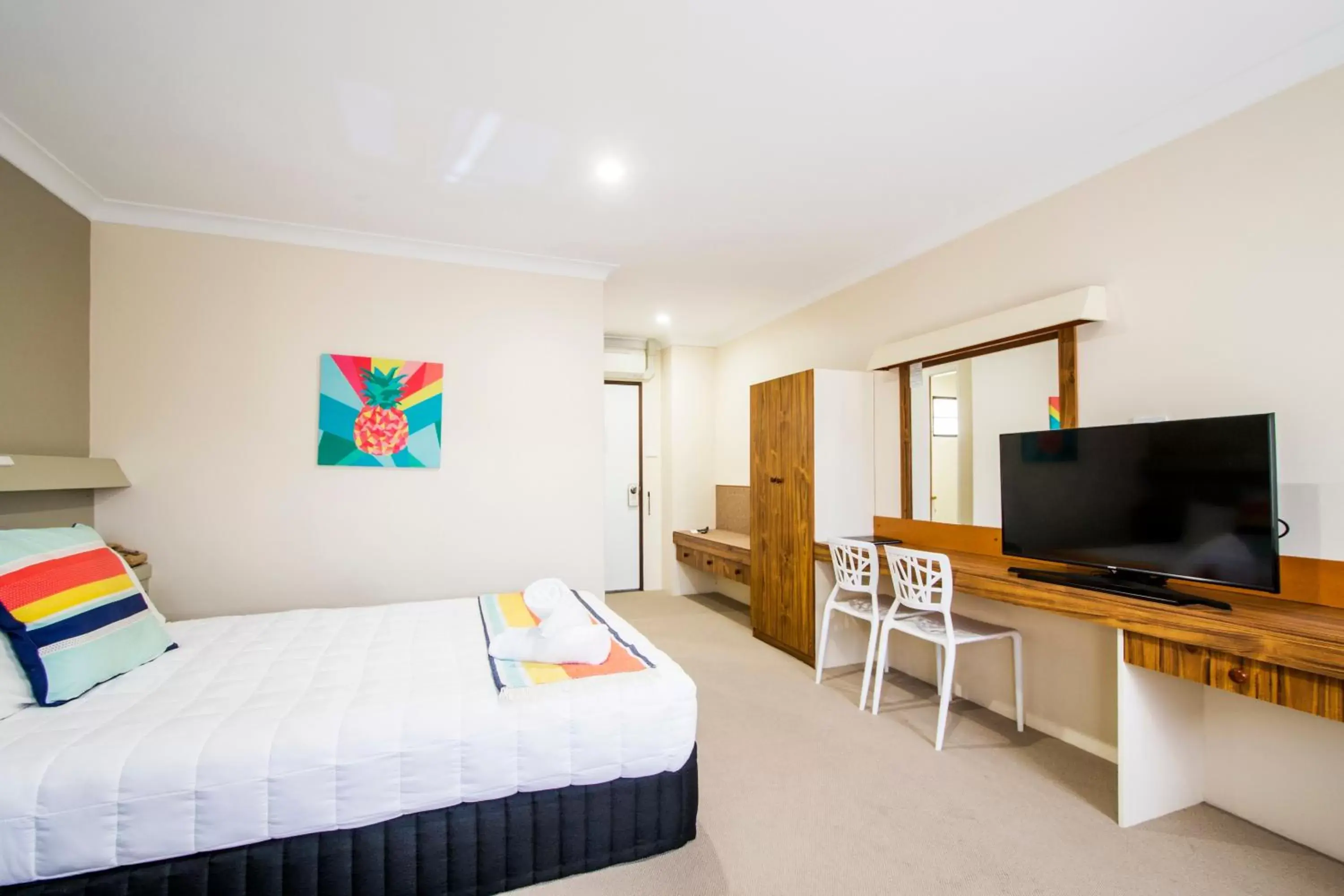 Living room, TV/Entertainment Center in Abbey Motor Inn