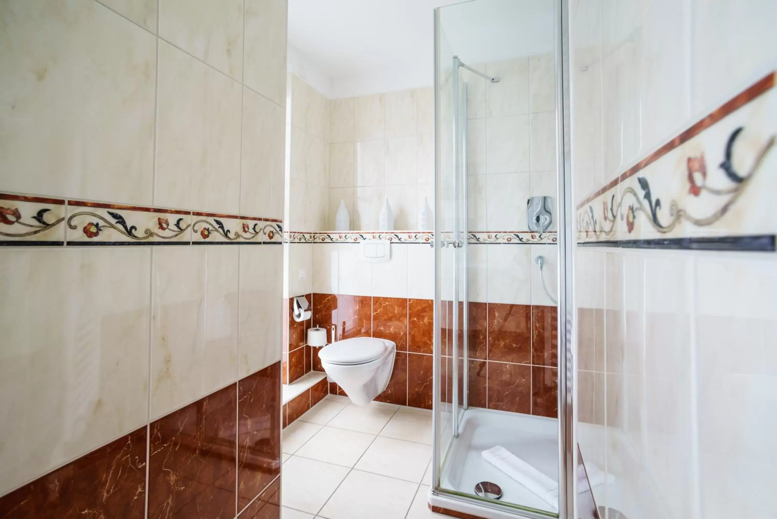 Shower, Bathroom in Hotel Holsteiner Hof GmbH