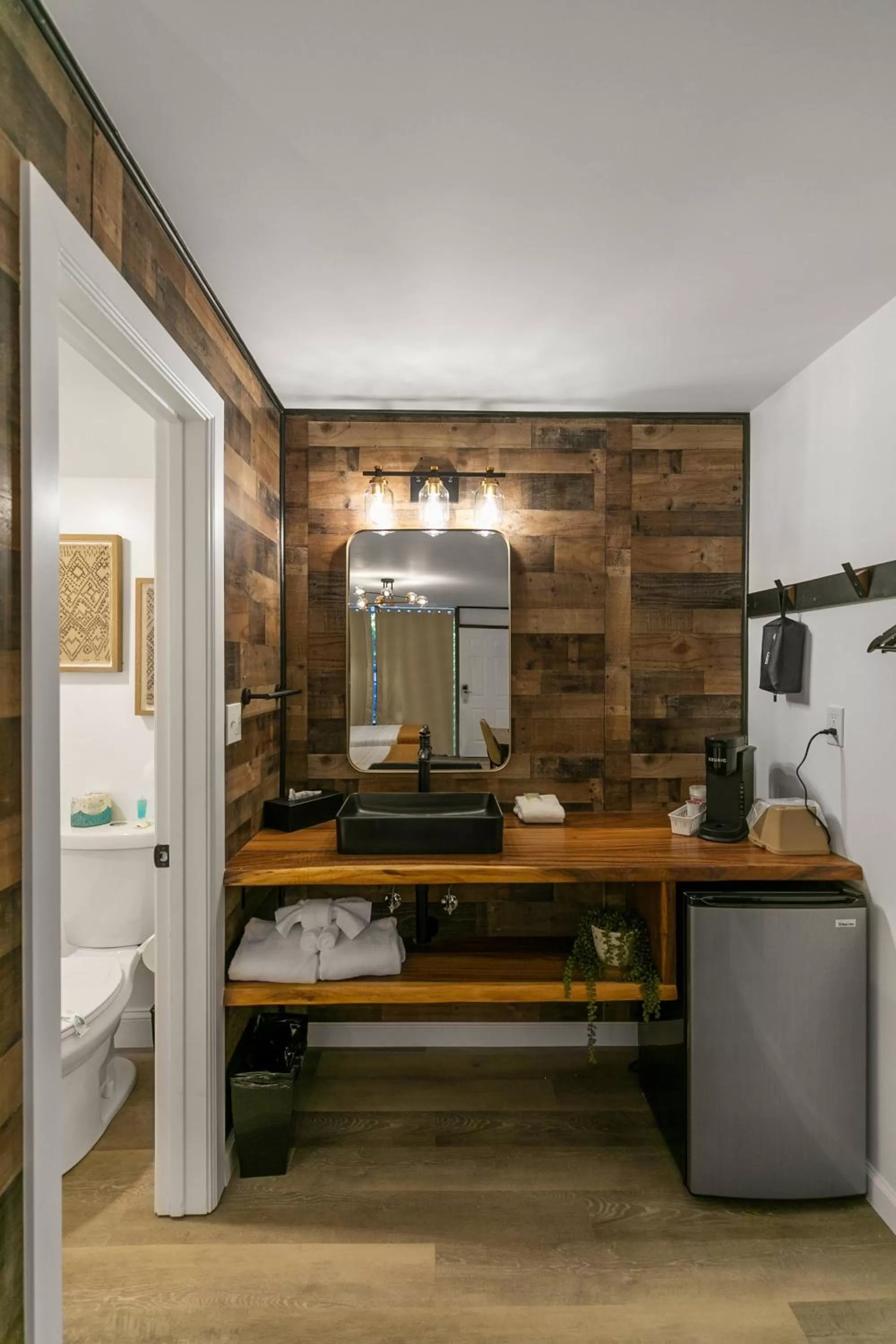 Bathroom in Candlewick Inn and Suites
