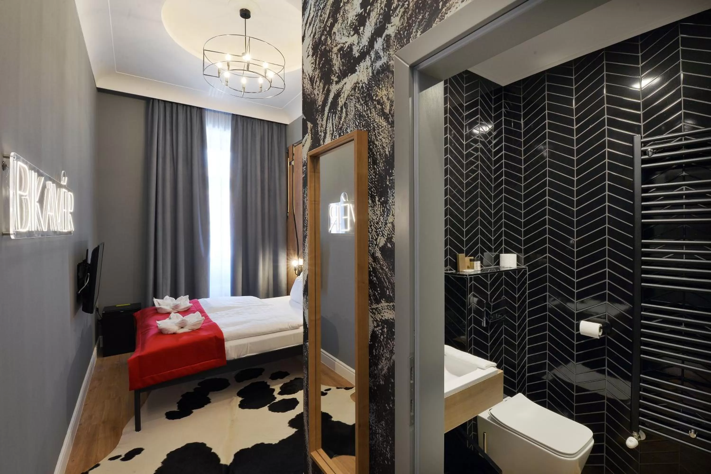 Bathroom, Bed in 1552 Boutique Hotel