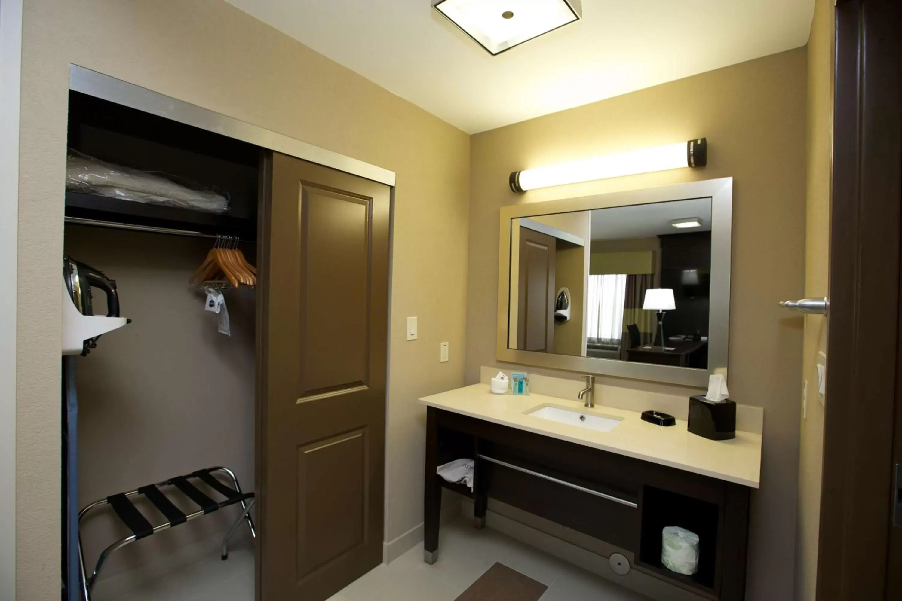 Photo of the whole room, Bathroom in Hampton Inn and Suites Missouri City