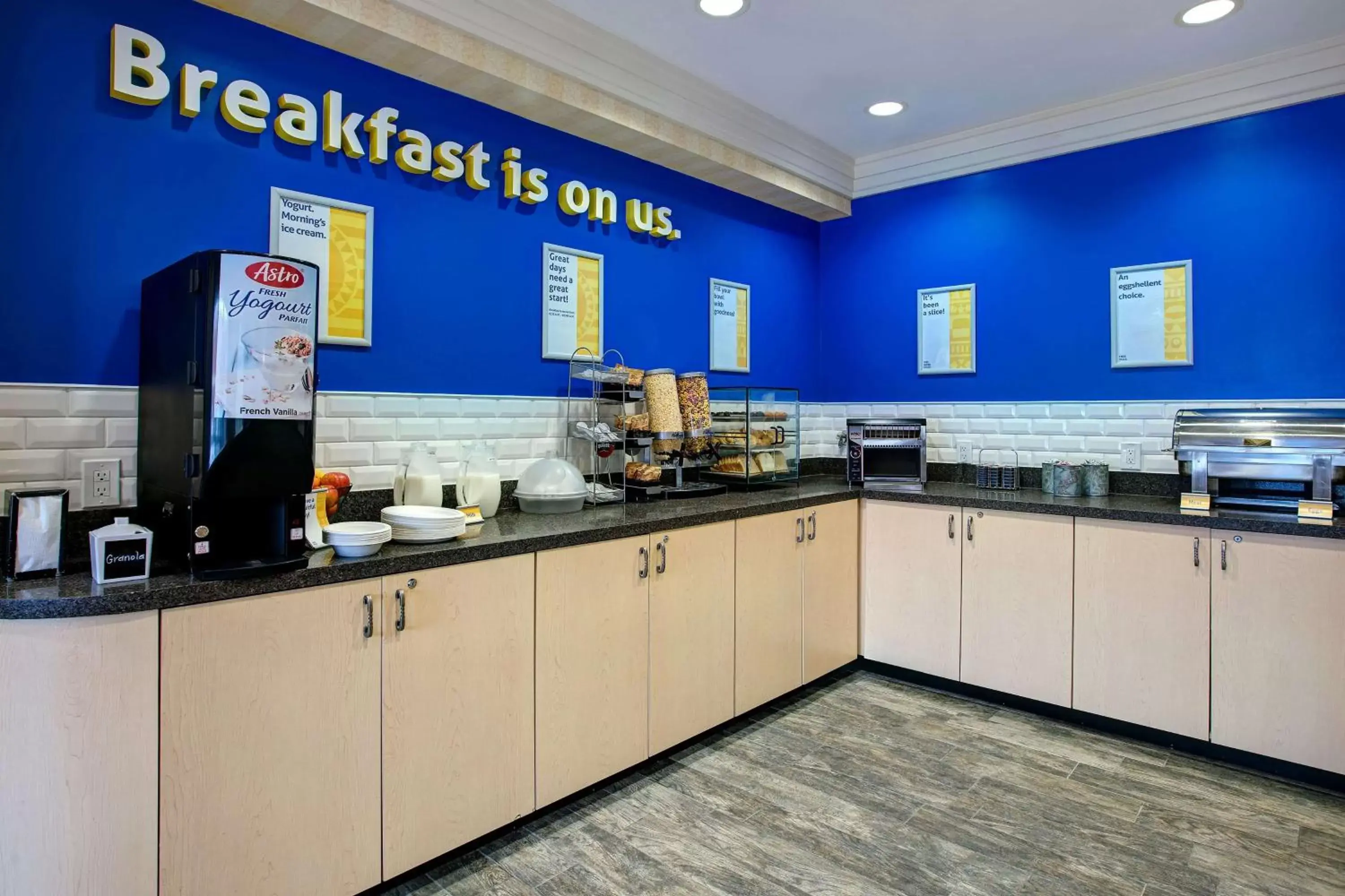 Restaurant/places to eat, Kitchen/Kitchenette in Days Inn & Suites by Wyndham Collingwood