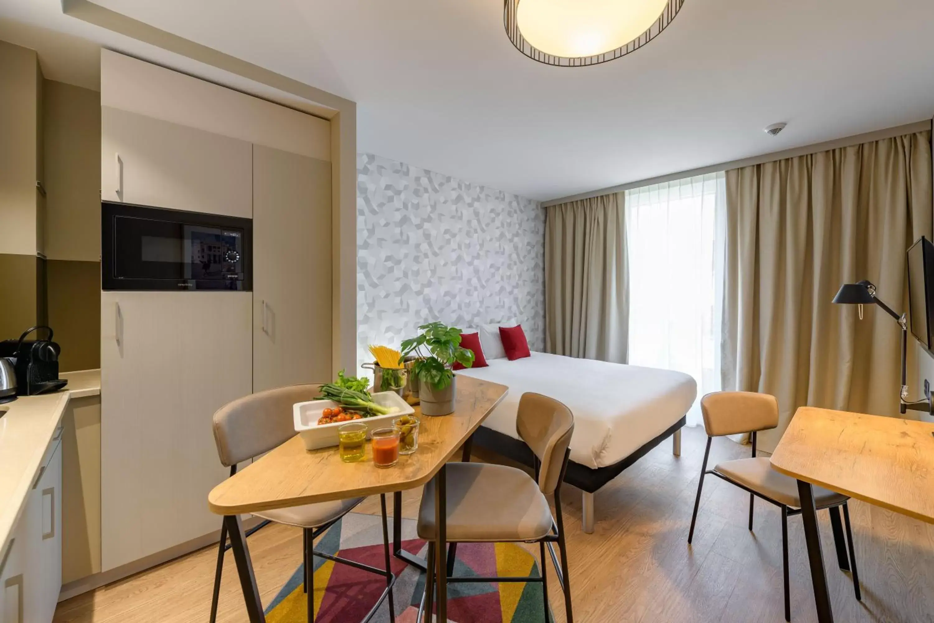 Bedroom, Dining Area in Aparthotel Adagio Zurich City Center