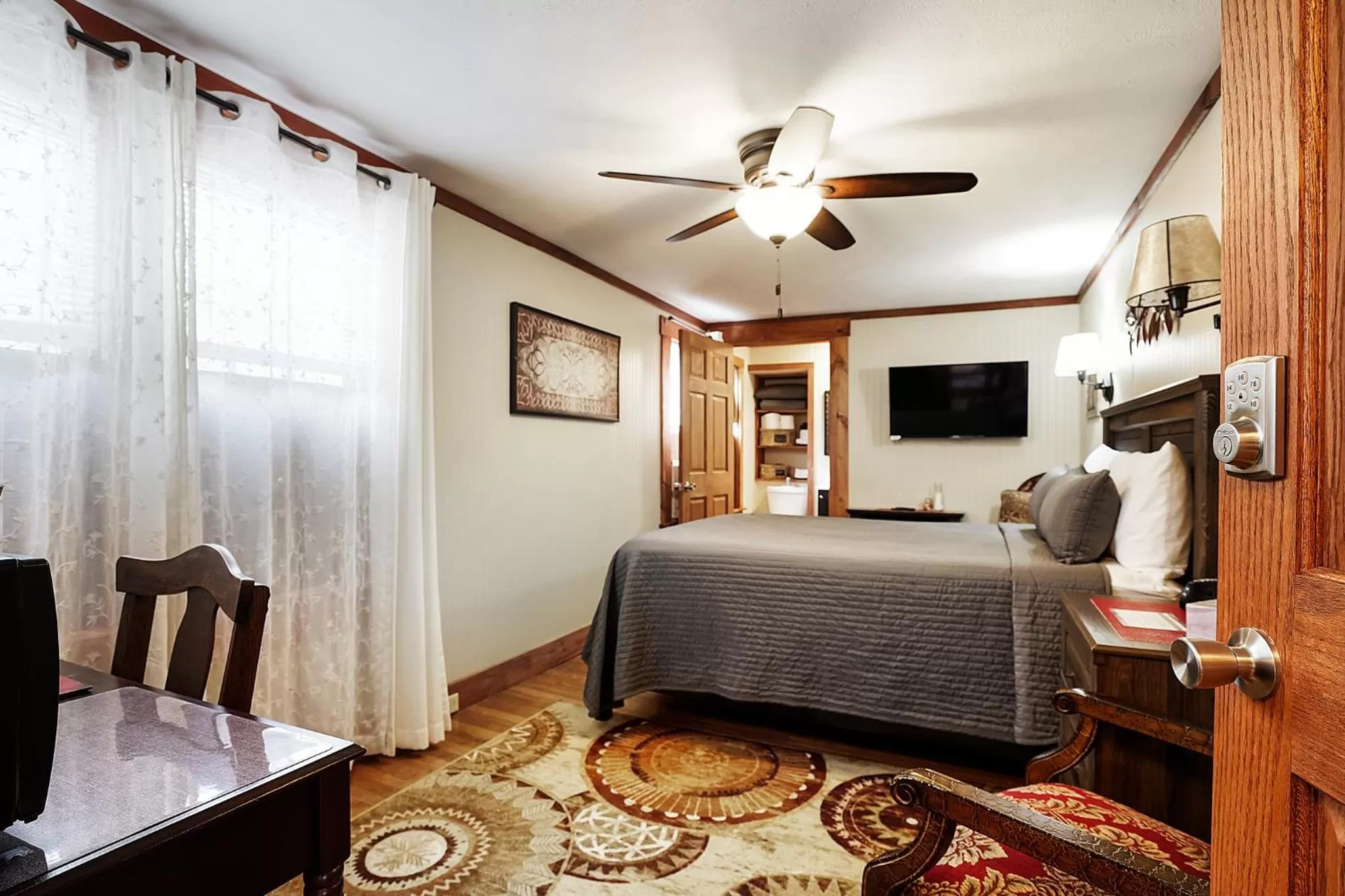 Bedroom, Seating Area in Hocking Hills Inn