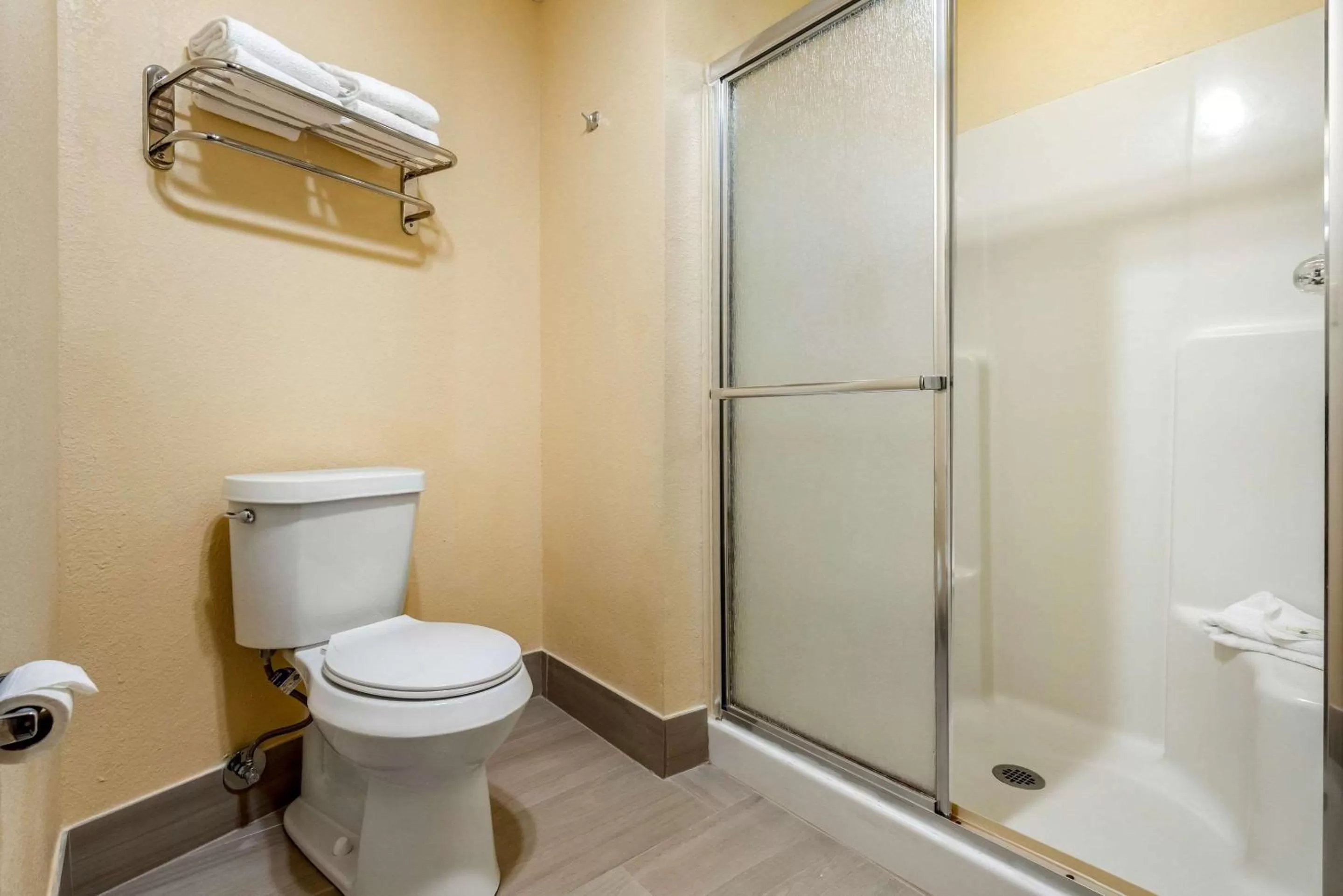 Bedroom, Bathroom in Quality Inn Louisville