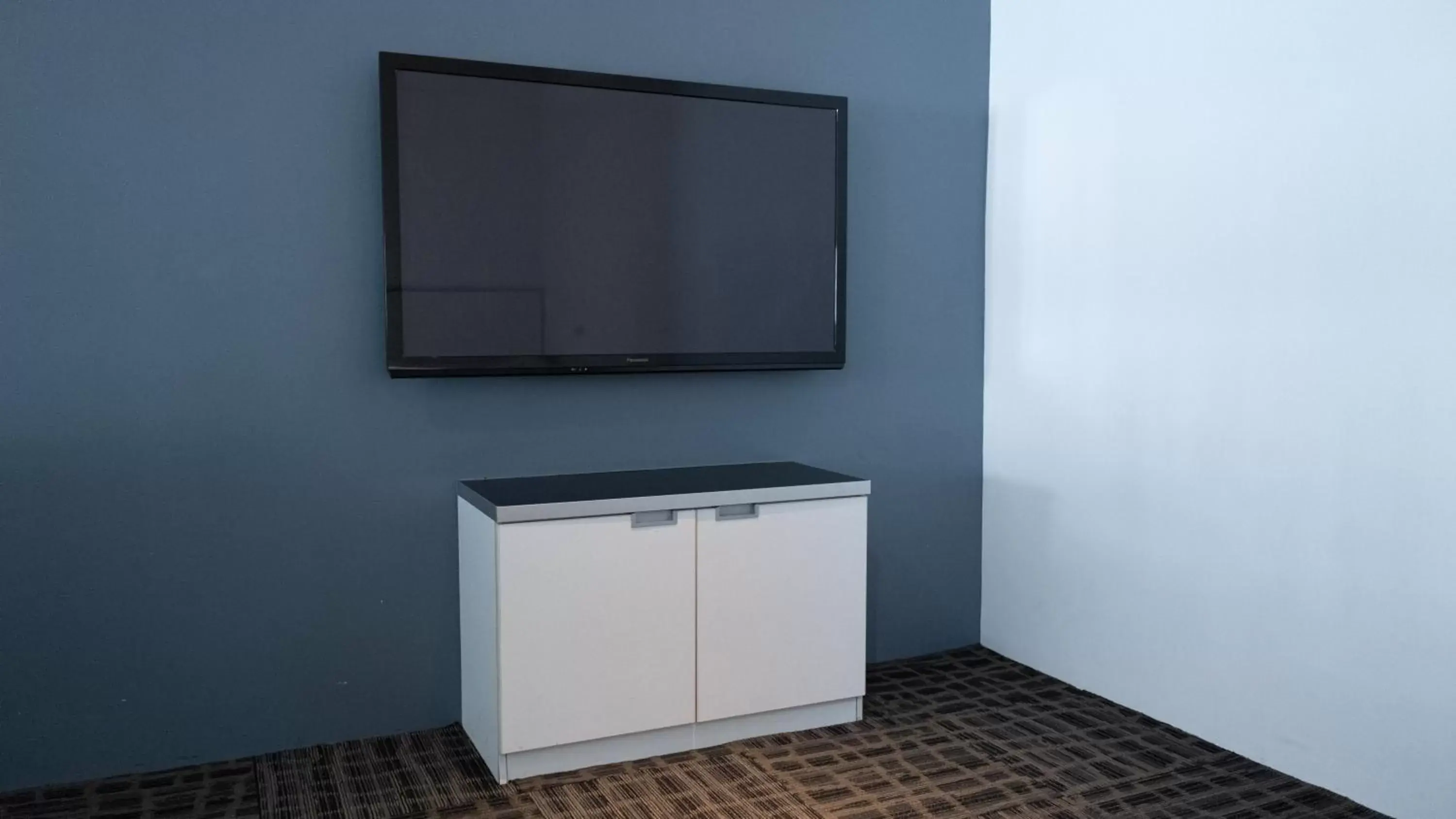 TV and multimedia, TV/Entertainment Center in Beverly Hotel