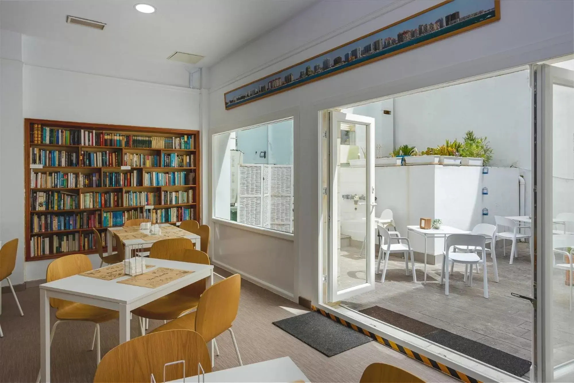 Breakfast, Library in Los Cantaros