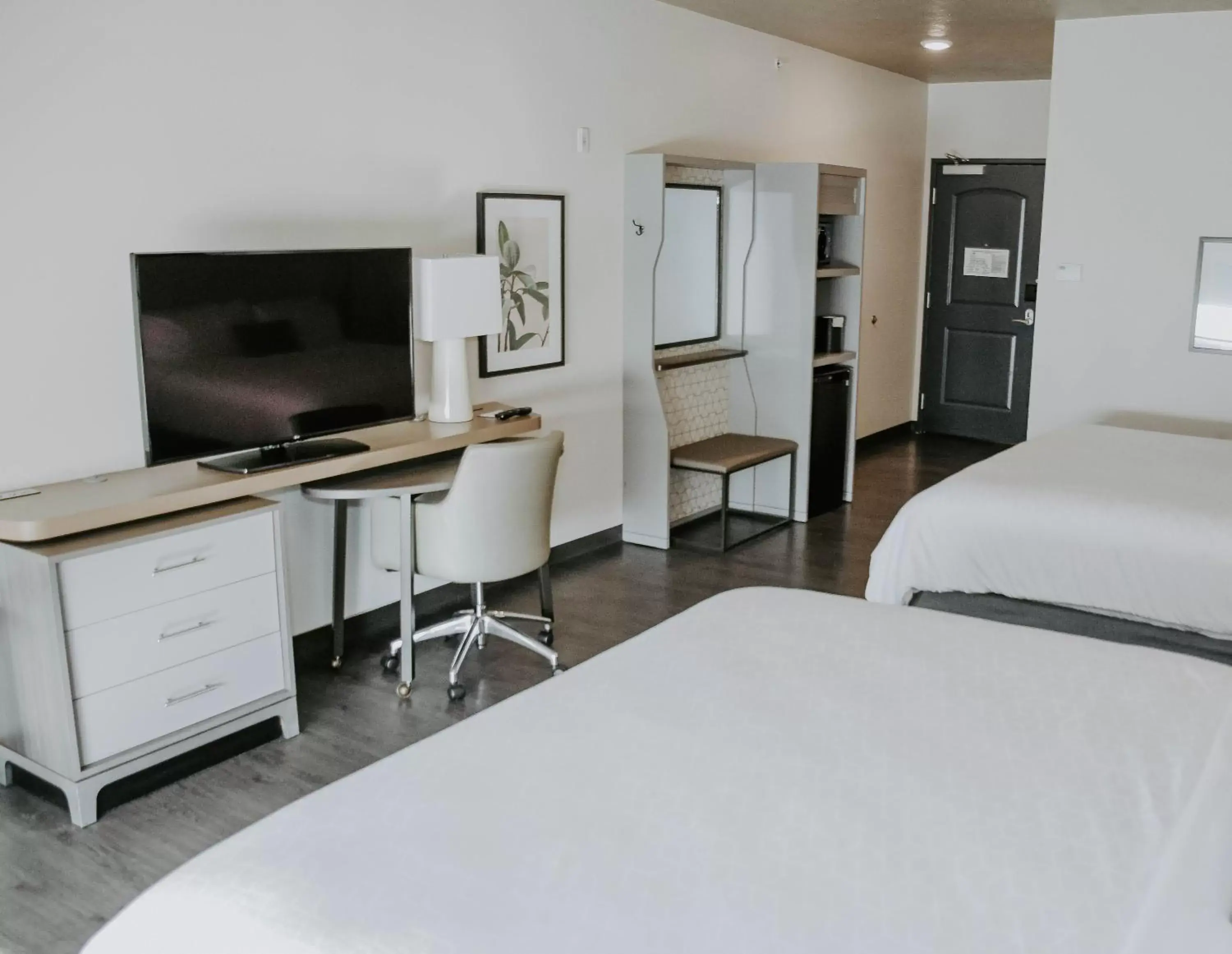 Photo of the whole room, Bed in Holiday Inn Omaha Downtown - Waterpark by IHG Photo of the whole room, Bed in Holiday Inn Omaha Downtown - Waterpark by IHG