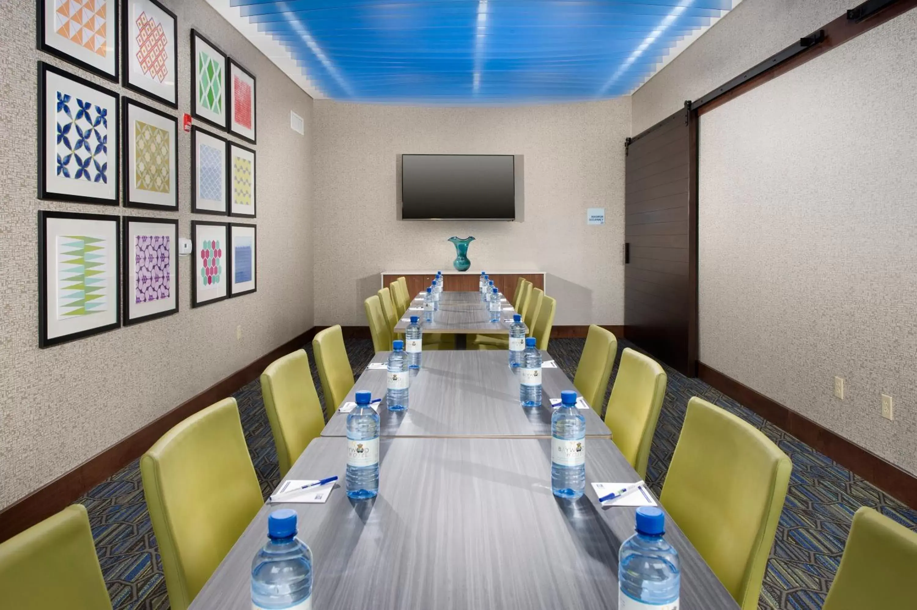 Meeting/conference room in Holiday Inn Express & Suites by IHG Altoona, an IHG Hotel
