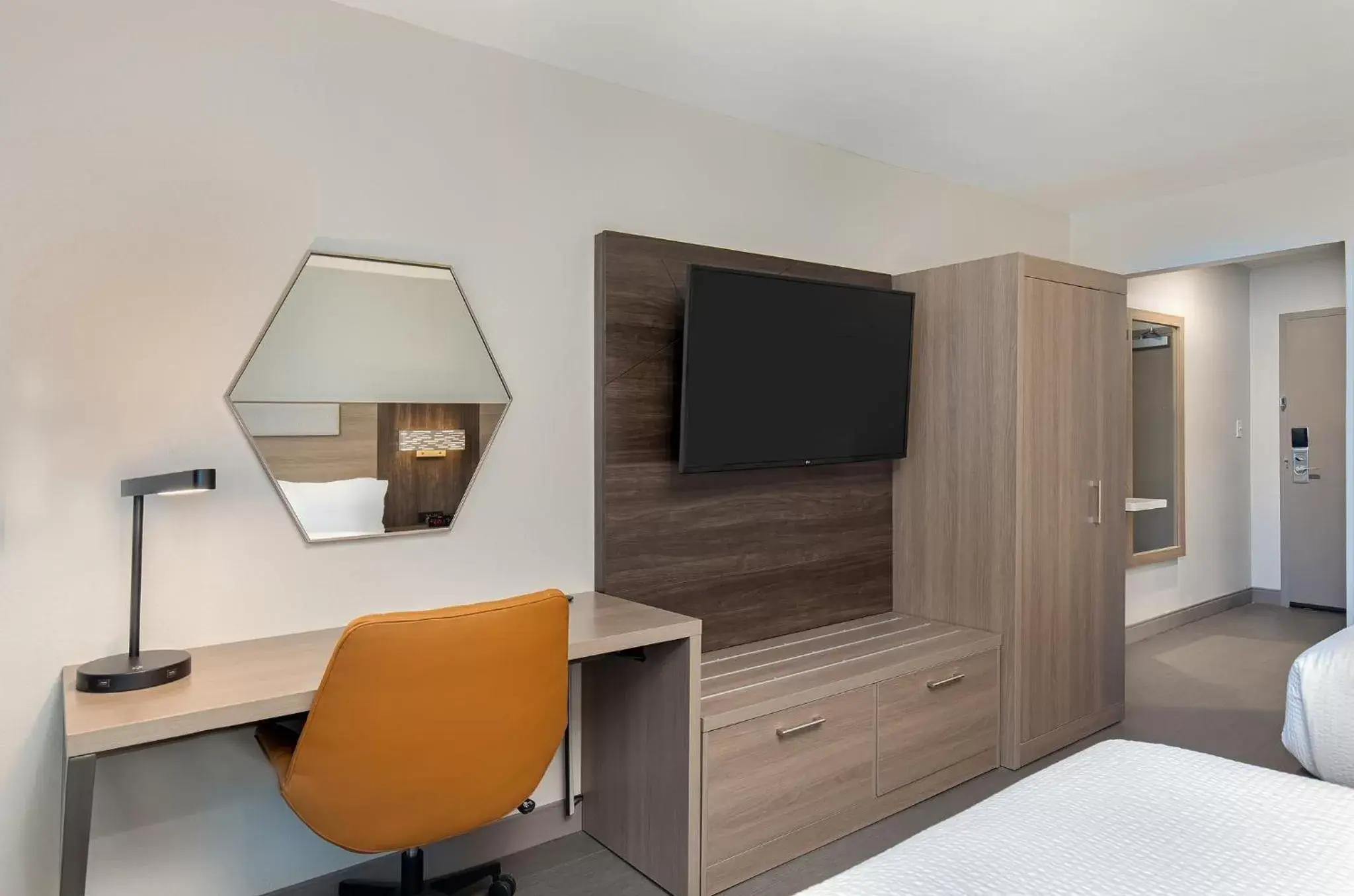 Photo of the whole room, TV/Entertainment Center in Holiday Inn Express Atlanta Airport - North, an IHG Hotel