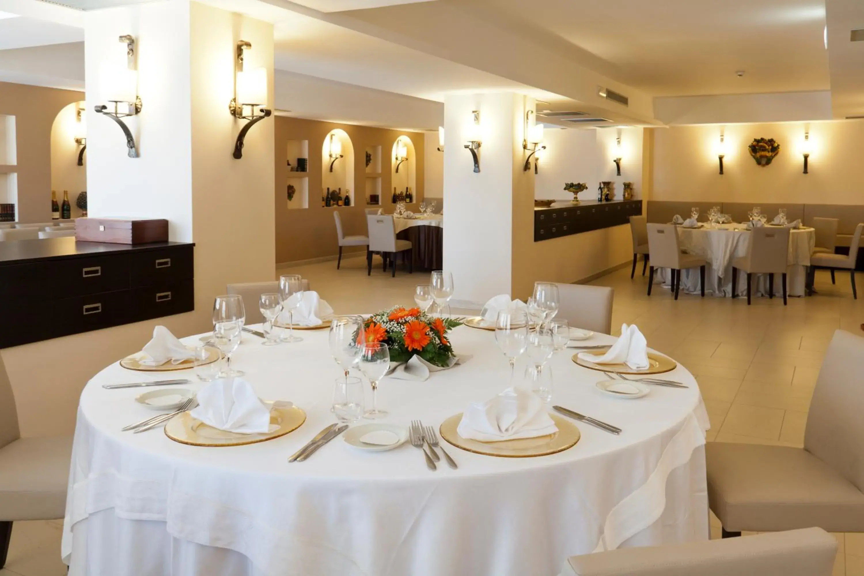 Restaurant/Places to Eat in Hotel Tropis