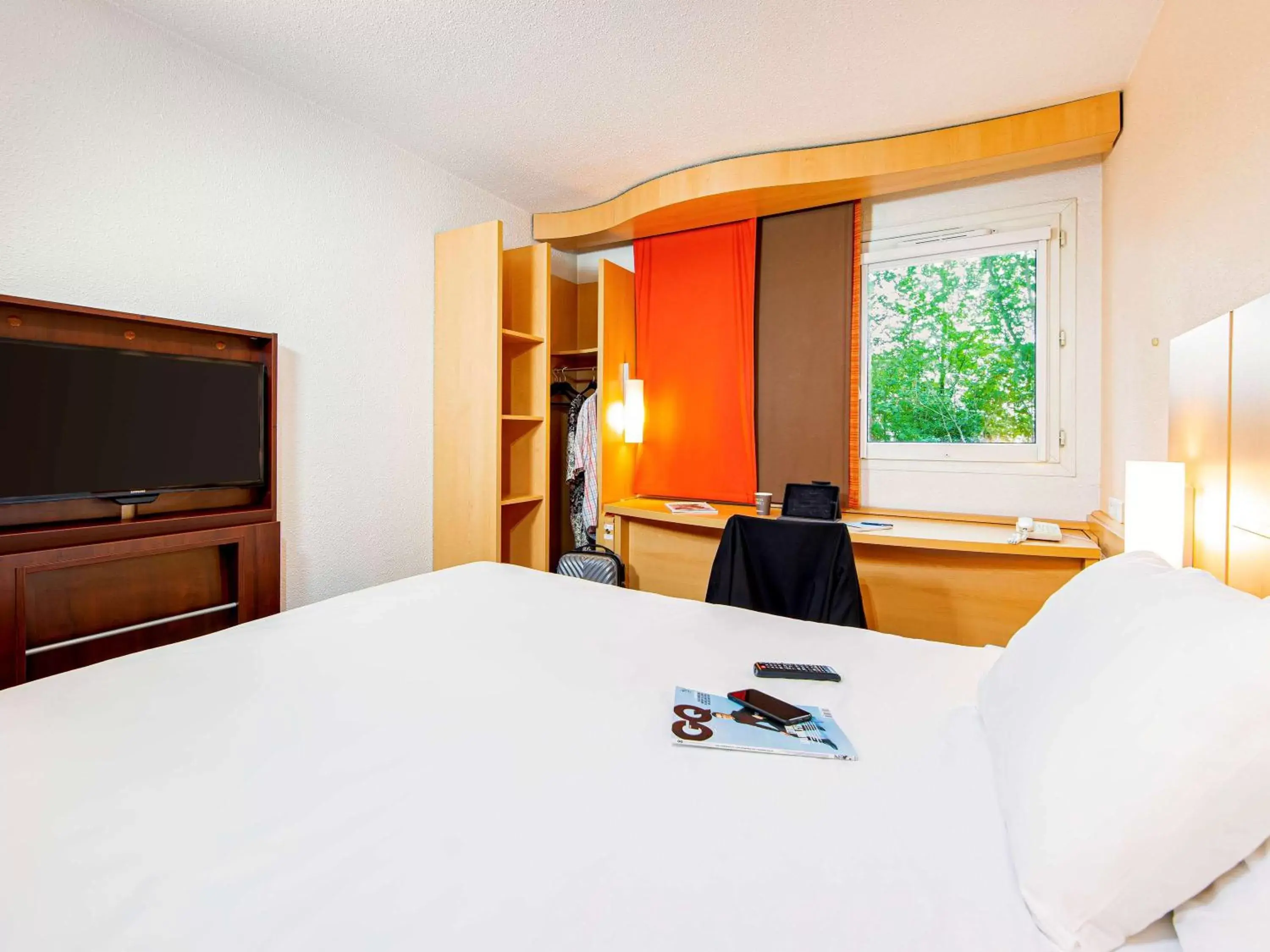 Photo of the whole room, Bed in ibis Mulhouse Centre Filature