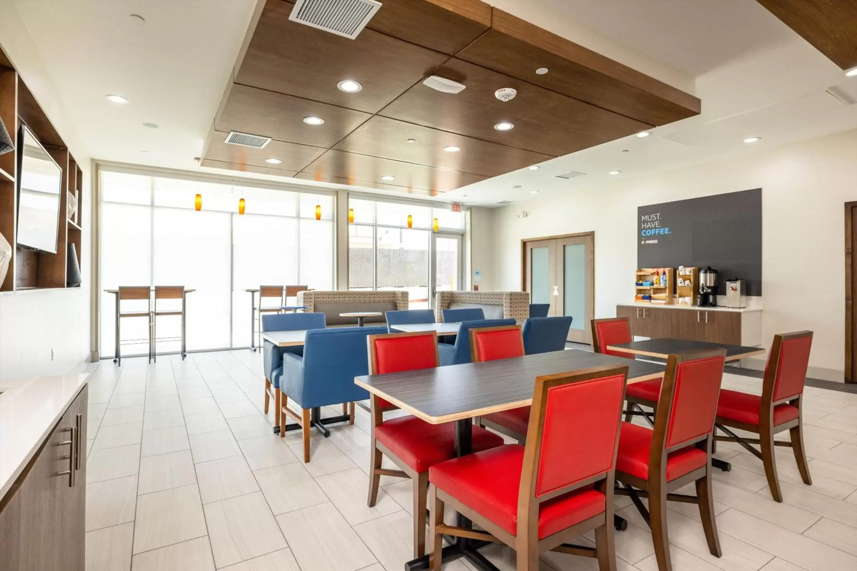Breakfast, Restaurant/Places to Eat in Holiday Inn Express & Suites - San Jose Silicon Valley, an IHG Hotel