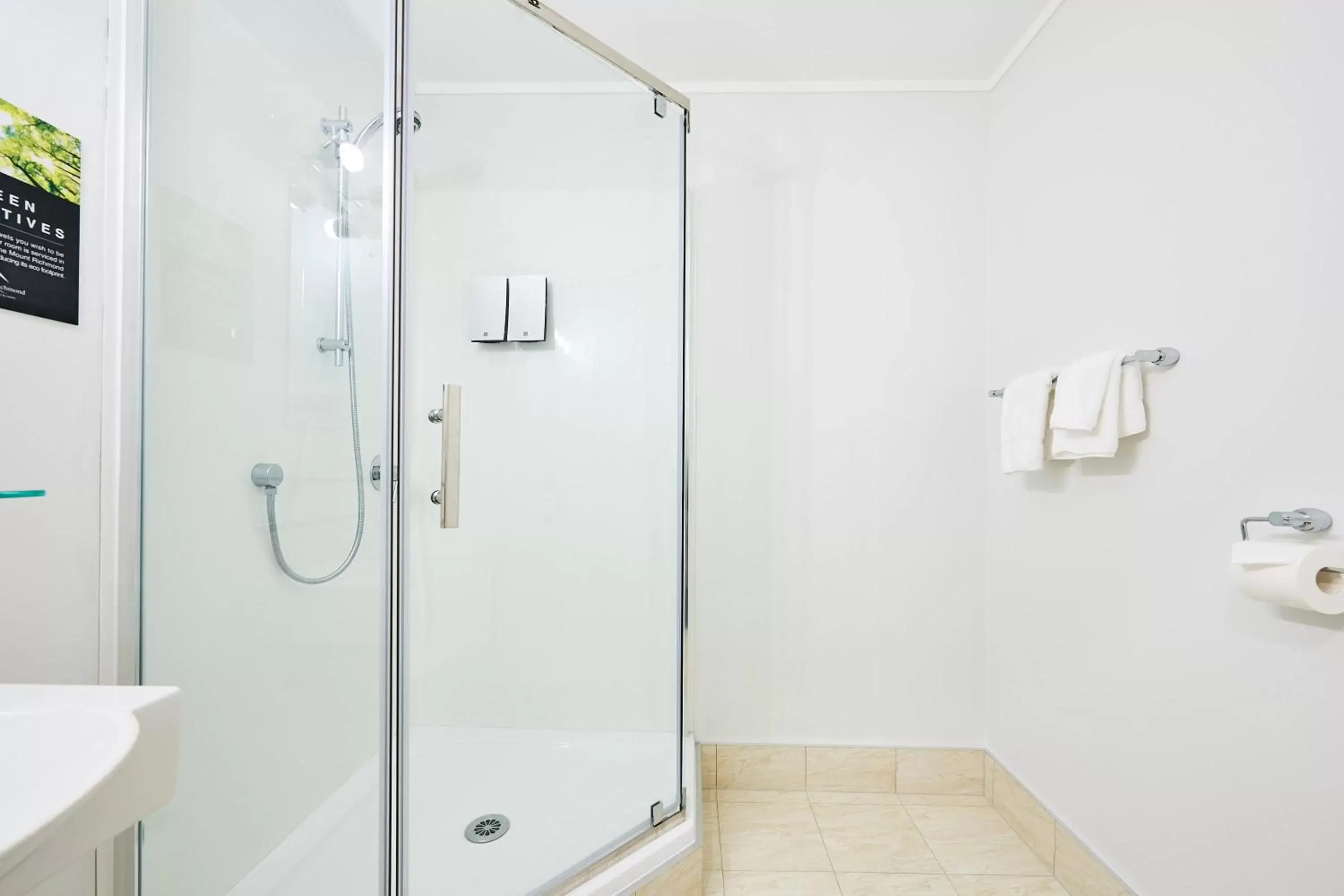 Shower, Bathroom in Mount Richmond Hotel