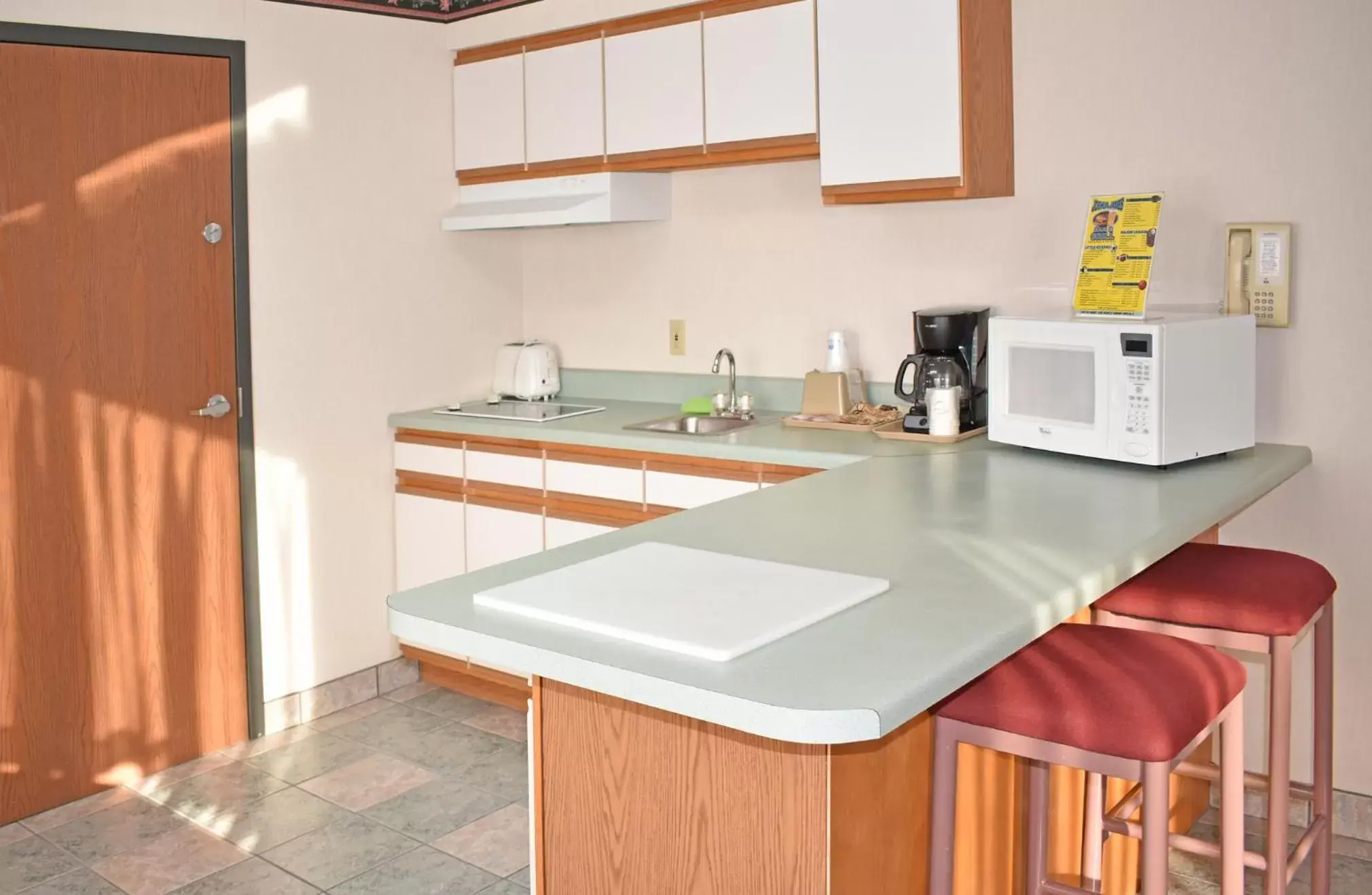 Kitchen/Kitchenette in Americas Best Value Inn & Suites - Tahquamenon Country