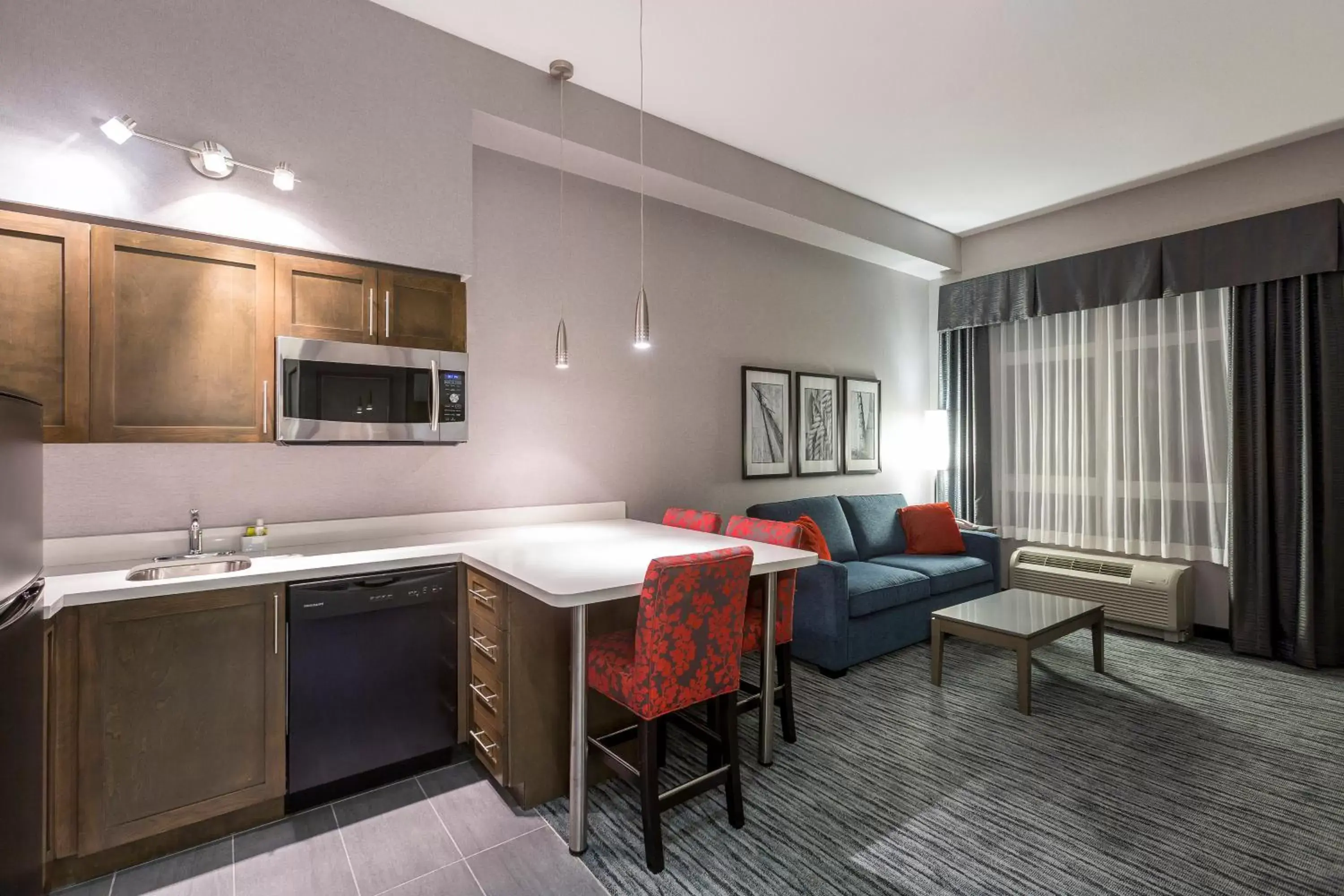 Photo of the whole room, Kitchen/Kitchenette in Holiday Inn Express & Suites Riverport Richmond, an IHG Hotel