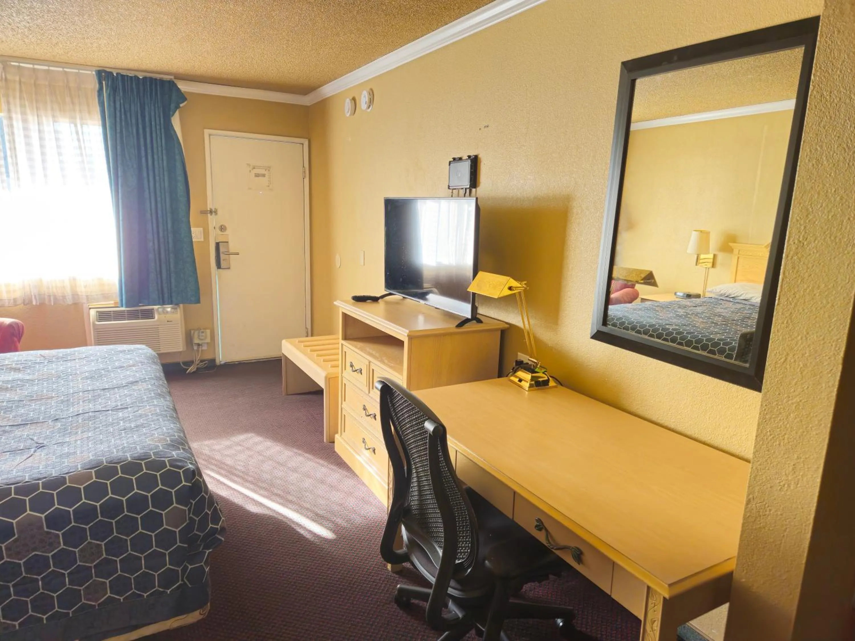 Bedroom, Bed in Heritage Inn - Milpitas