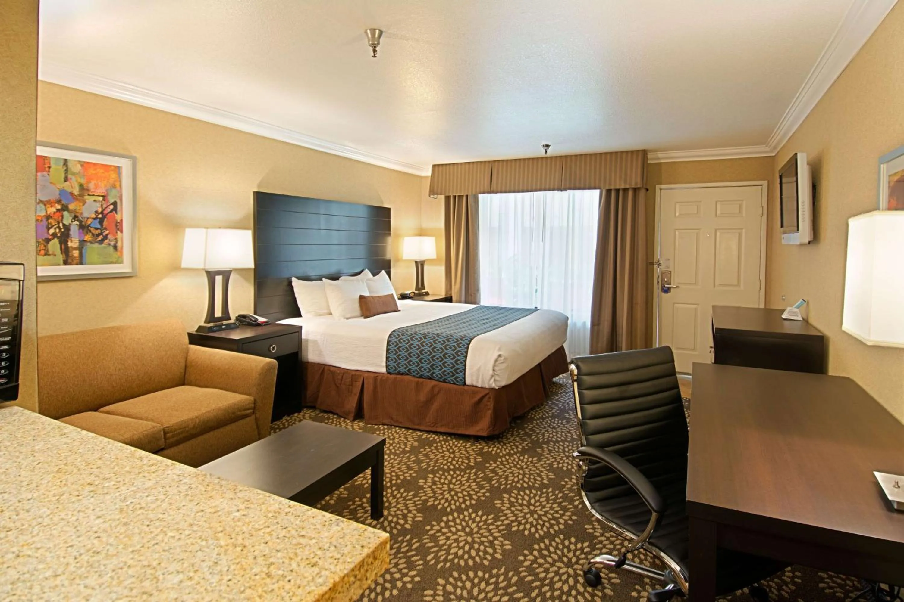 Photo of the whole room, Bed in Hotel d'Lins Ontario Airport