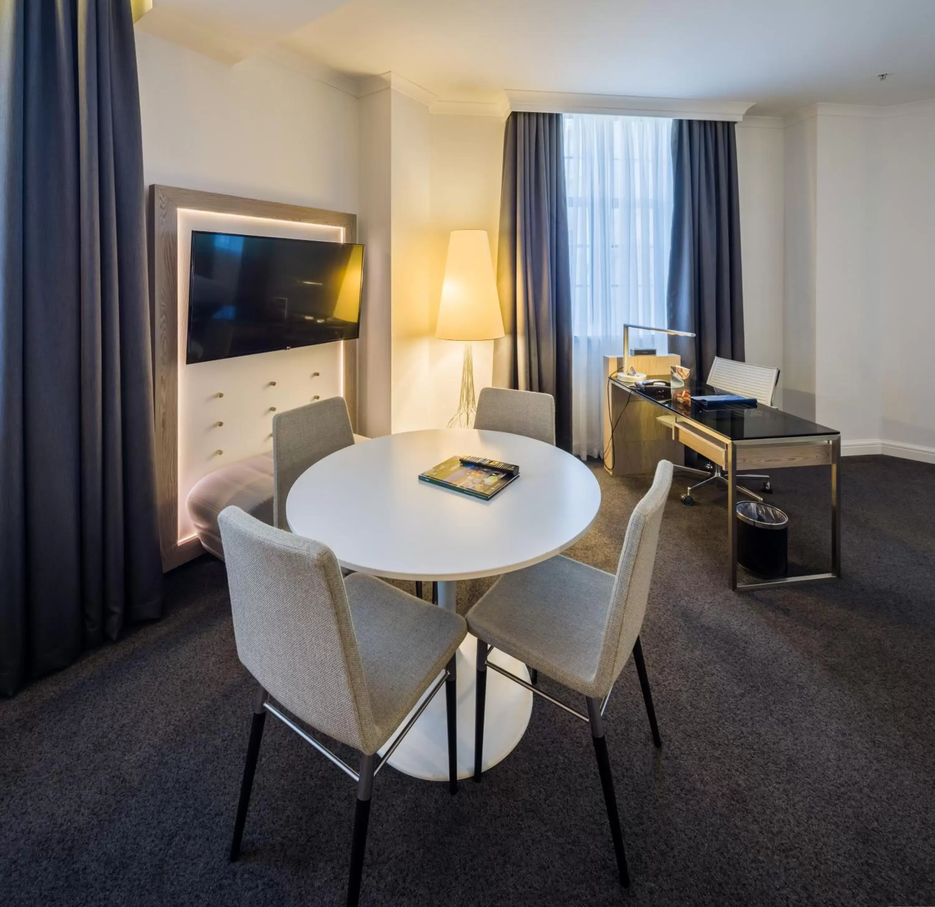 Seating area, Dining Area in Radisson Blu Hotel, Leeds City Centre