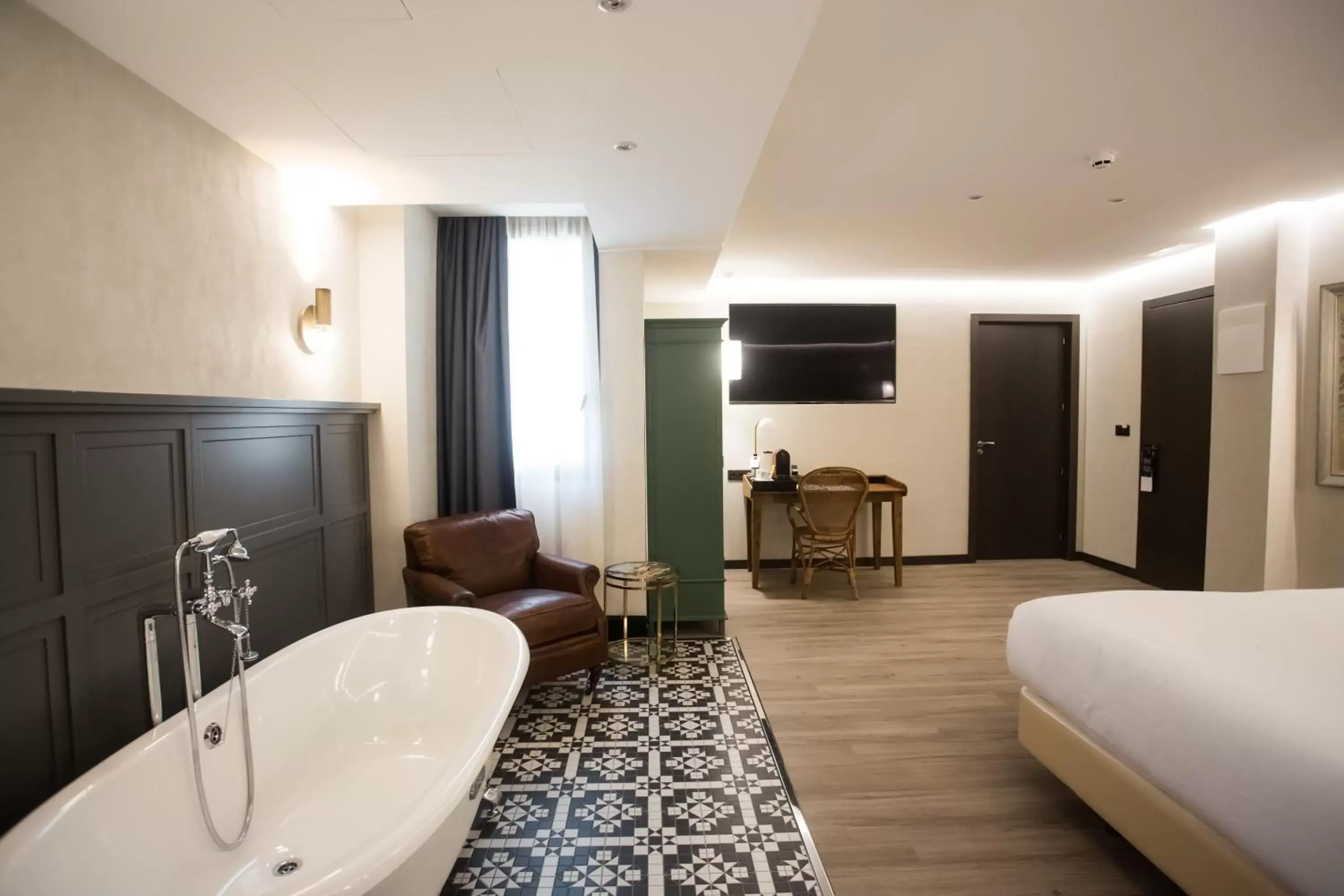 Photo of the whole room, TV/Entertainment Center in Hotel Indigo Madrid - Gran Via, an IHG Hotel