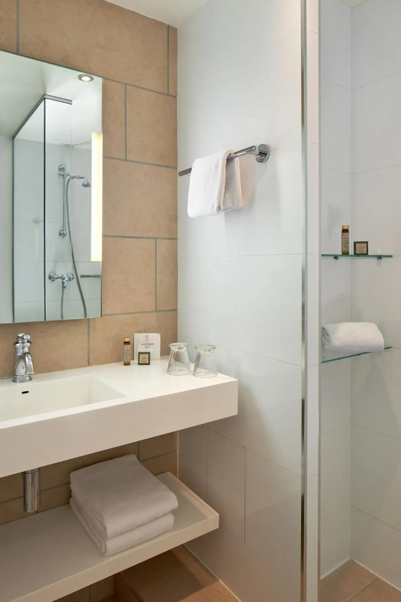 Shower, Bathroom in Best Western Saint Louis - Grand Paris Vincennes