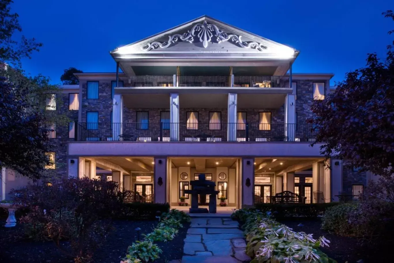 Facade/entrance in Niagara Crossing Hotel and Spa Facade/entrance in Niagara Crossing Hotel and Spa