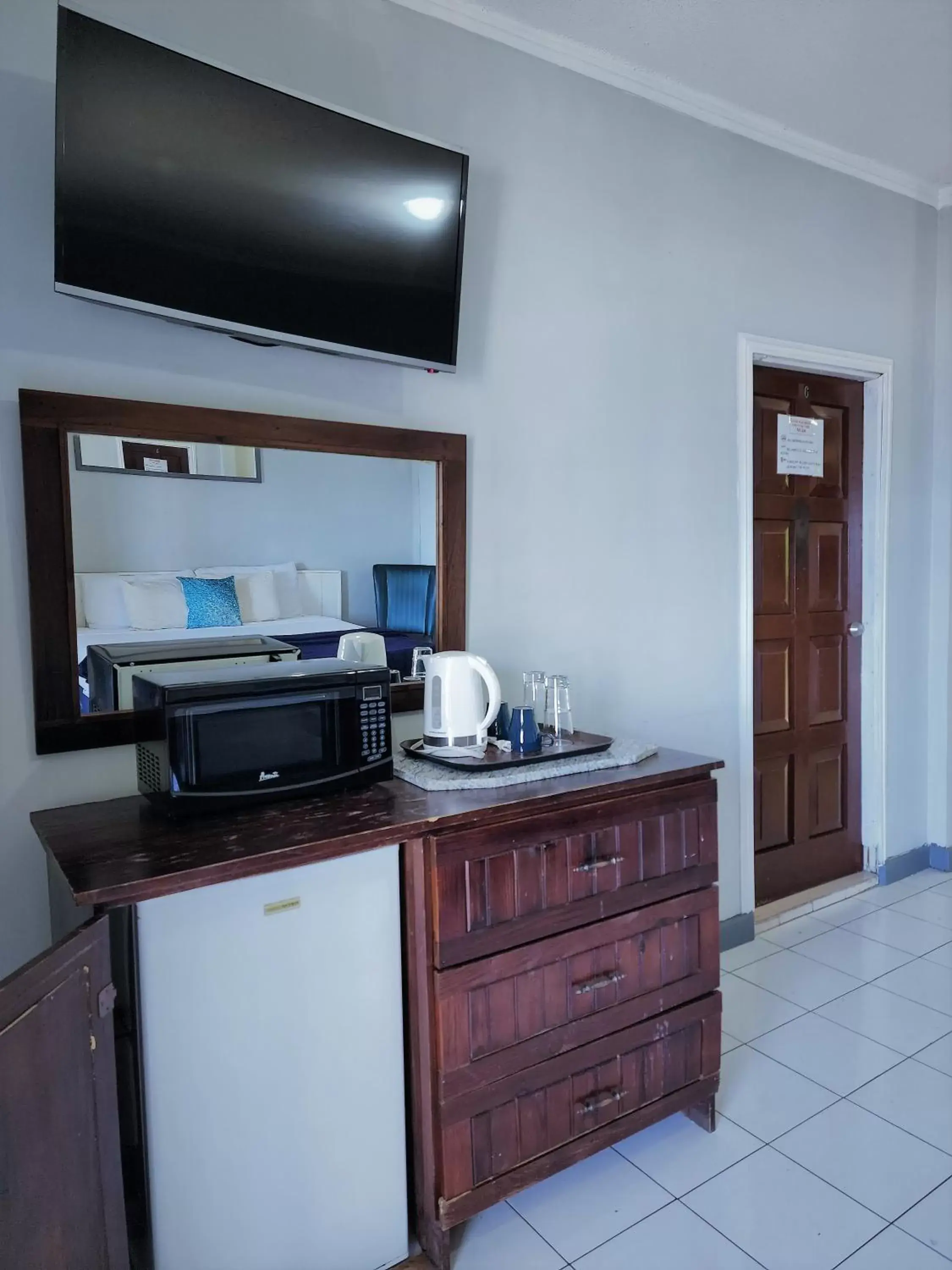 Bed, Kitchen/Kitchenette in Caribic House