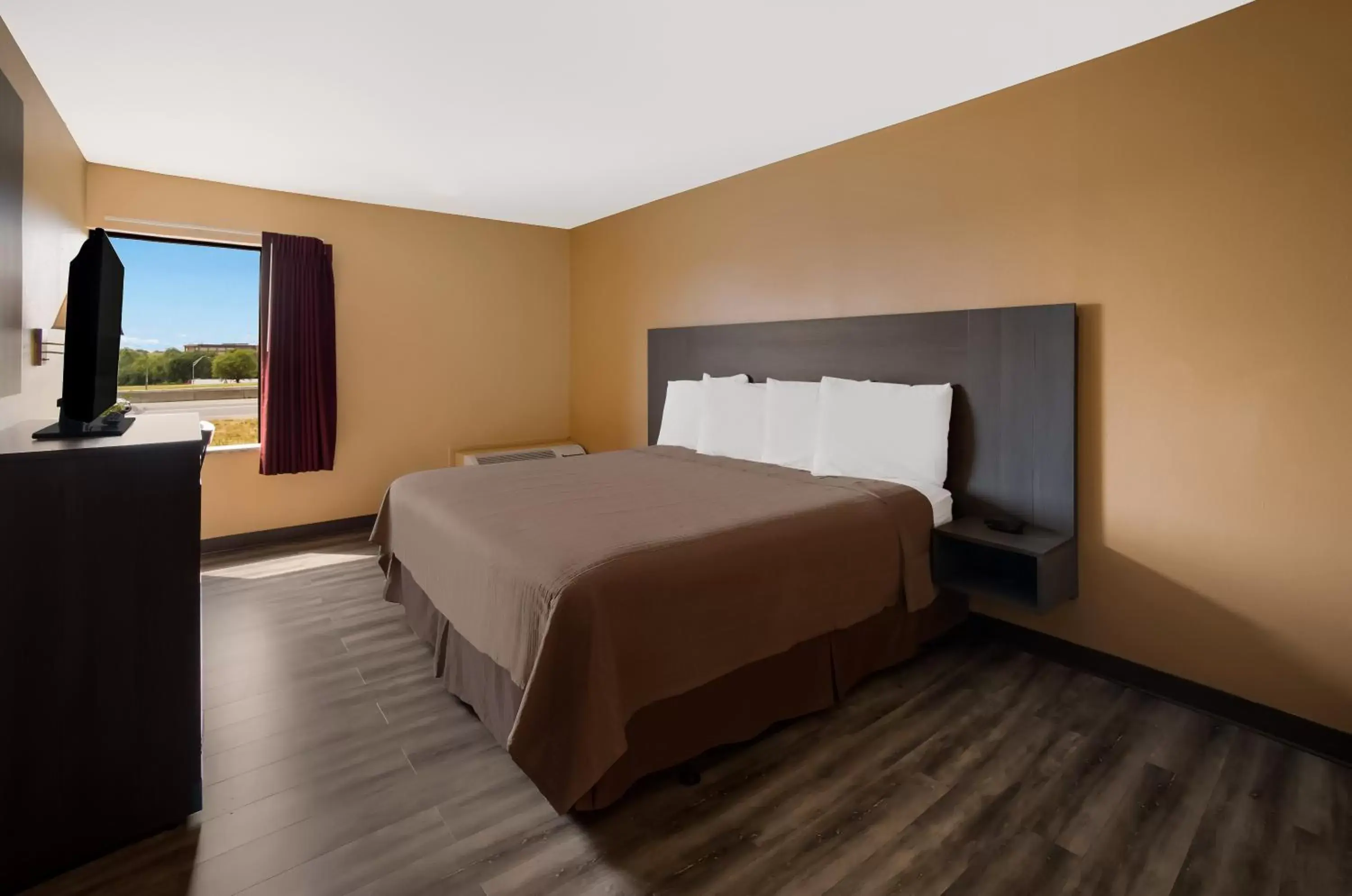 Bed in Scottish Inn & Suites-Allentown