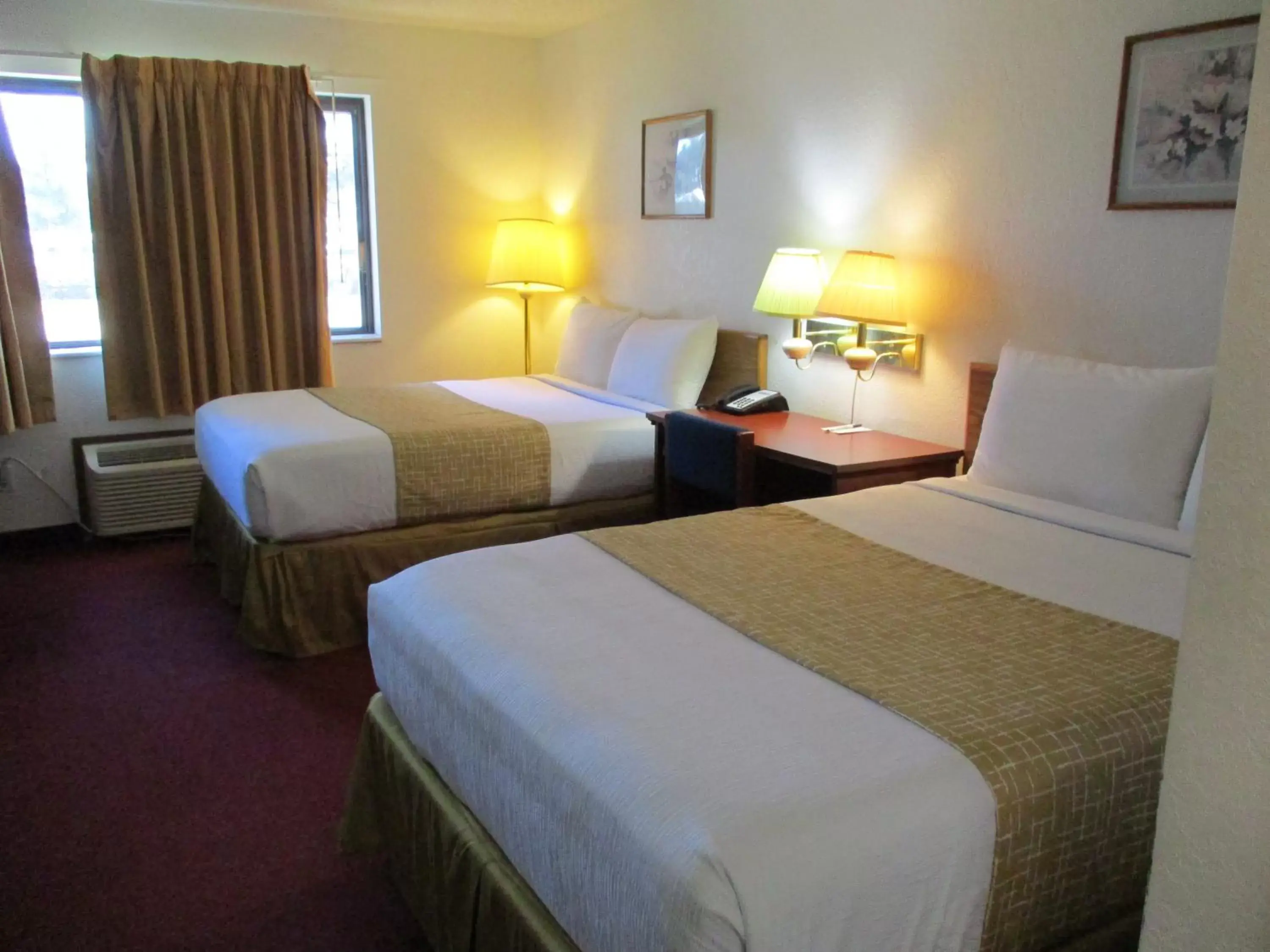 Photo of the whole room, Bed in Travelodge by Wyndham Redwood Falls