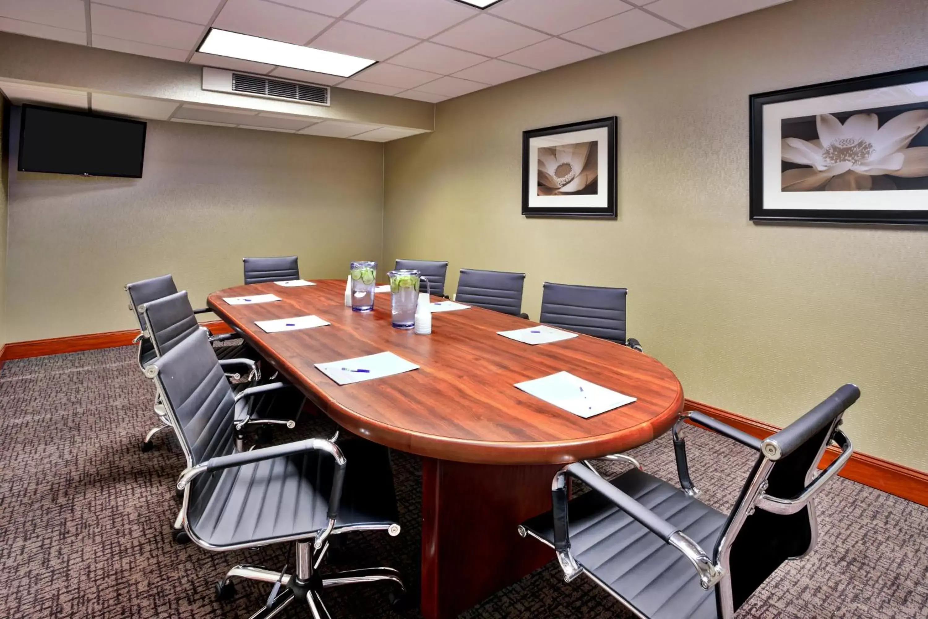 Meeting/conference room in Holiday Inn Express Hotel & Suites Grand Rapids-North, an IHG Hotel
